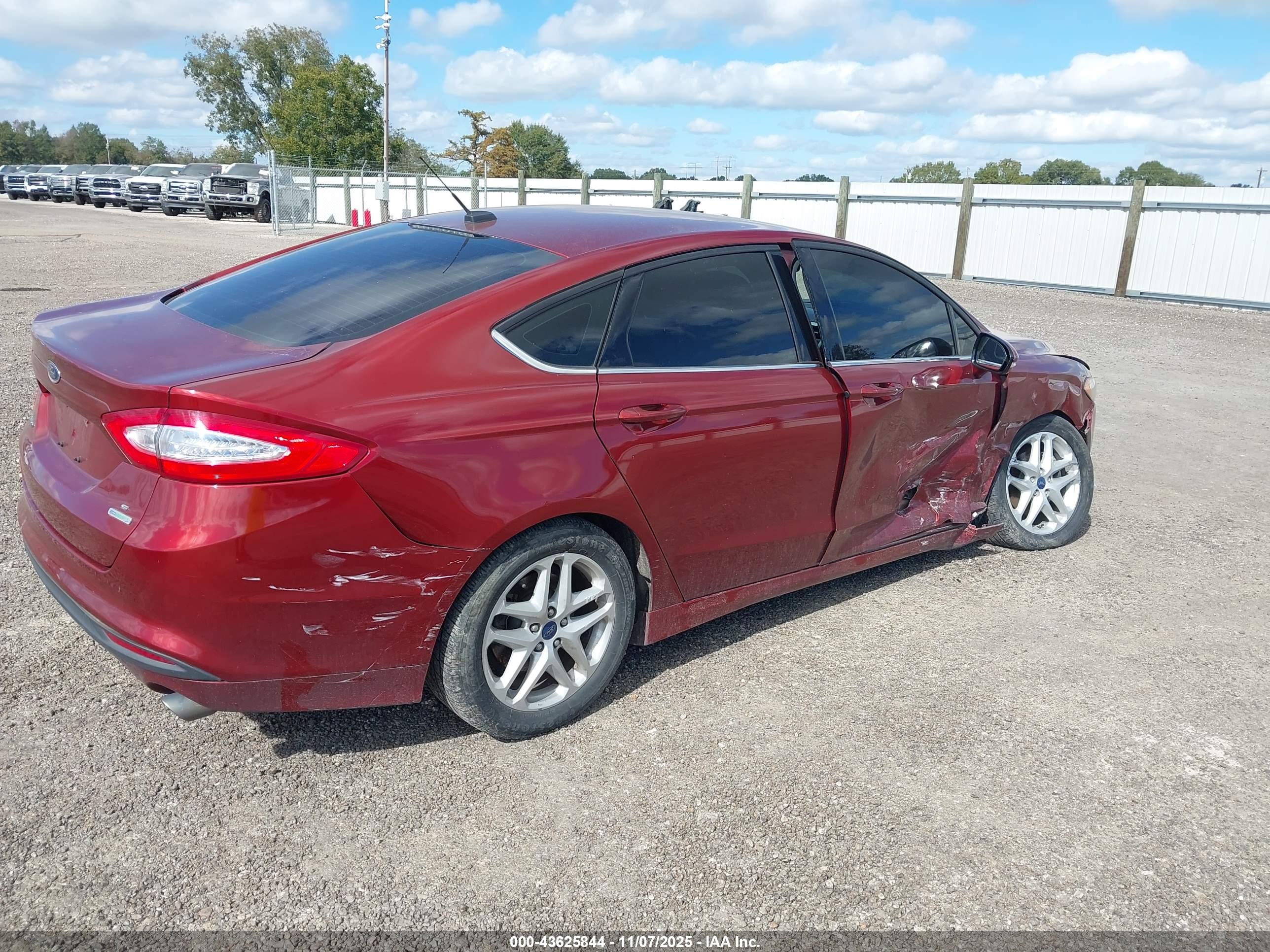 FORD FUSION image 4