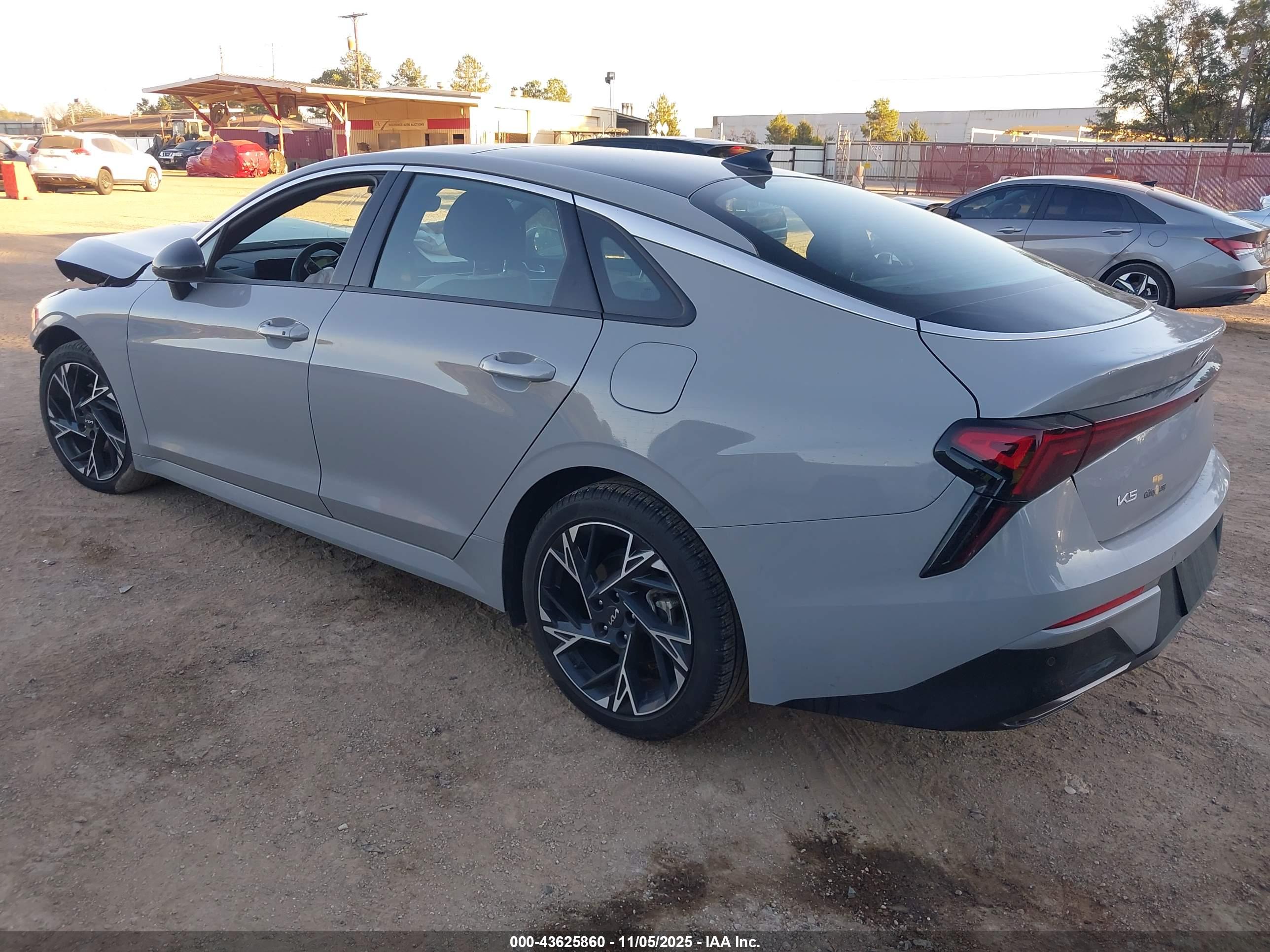 KIA K5 image 3