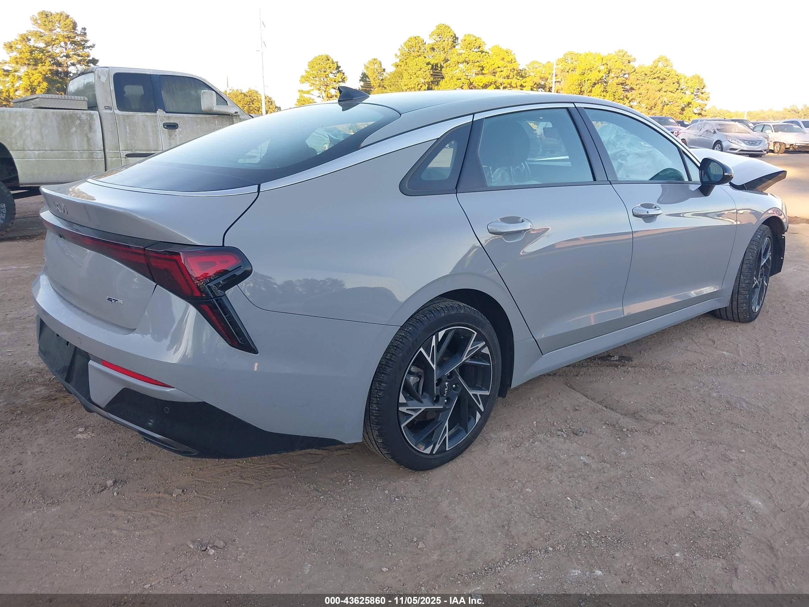 KIA K5 image 4