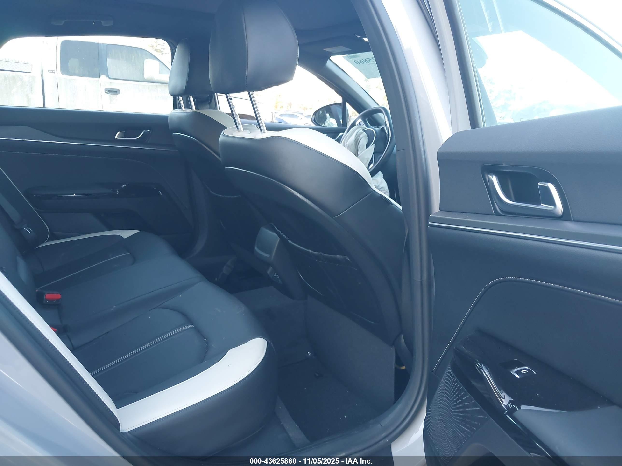 KIA K5 image 8