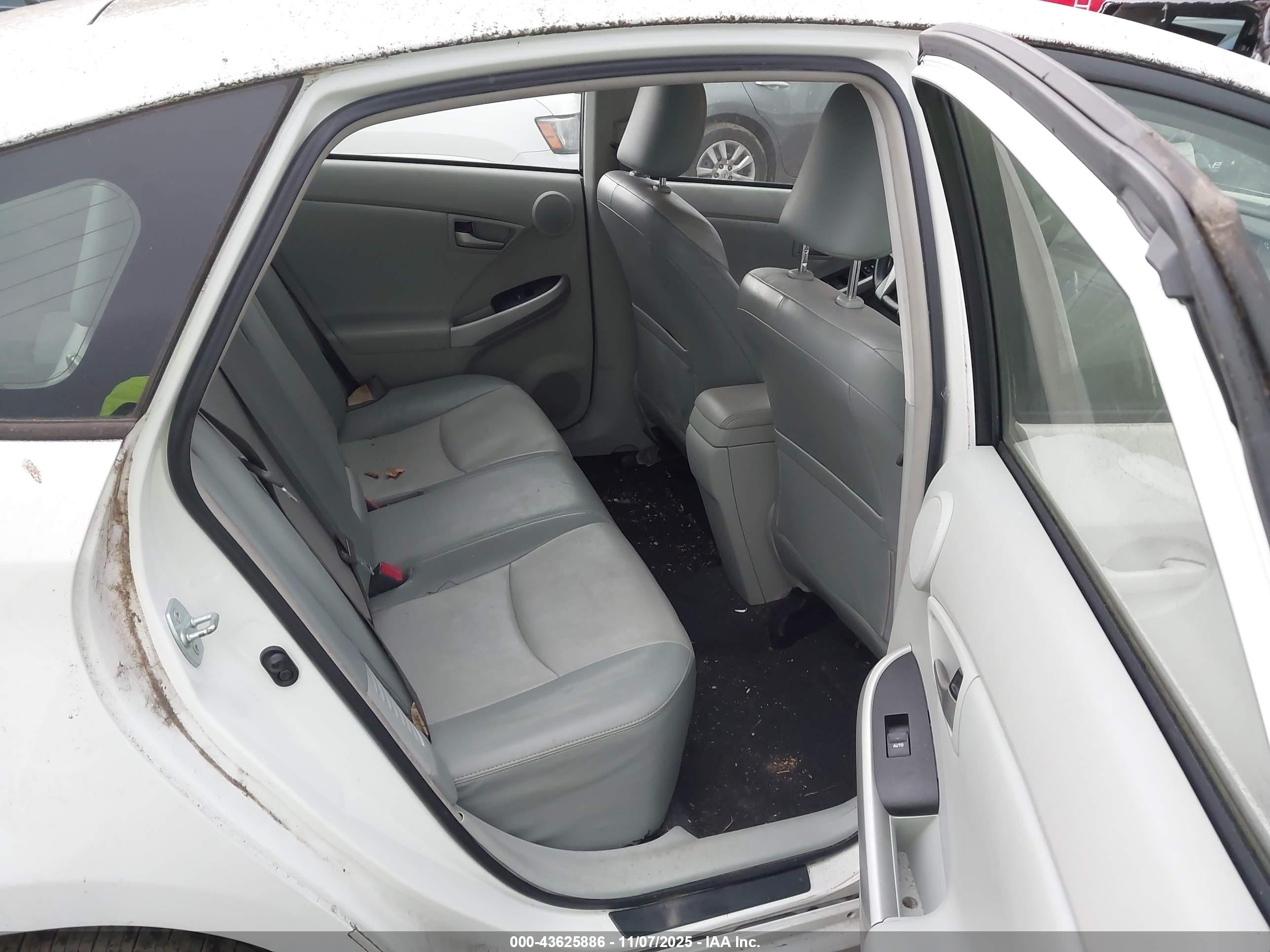 TOYOTA PRIUS image 8