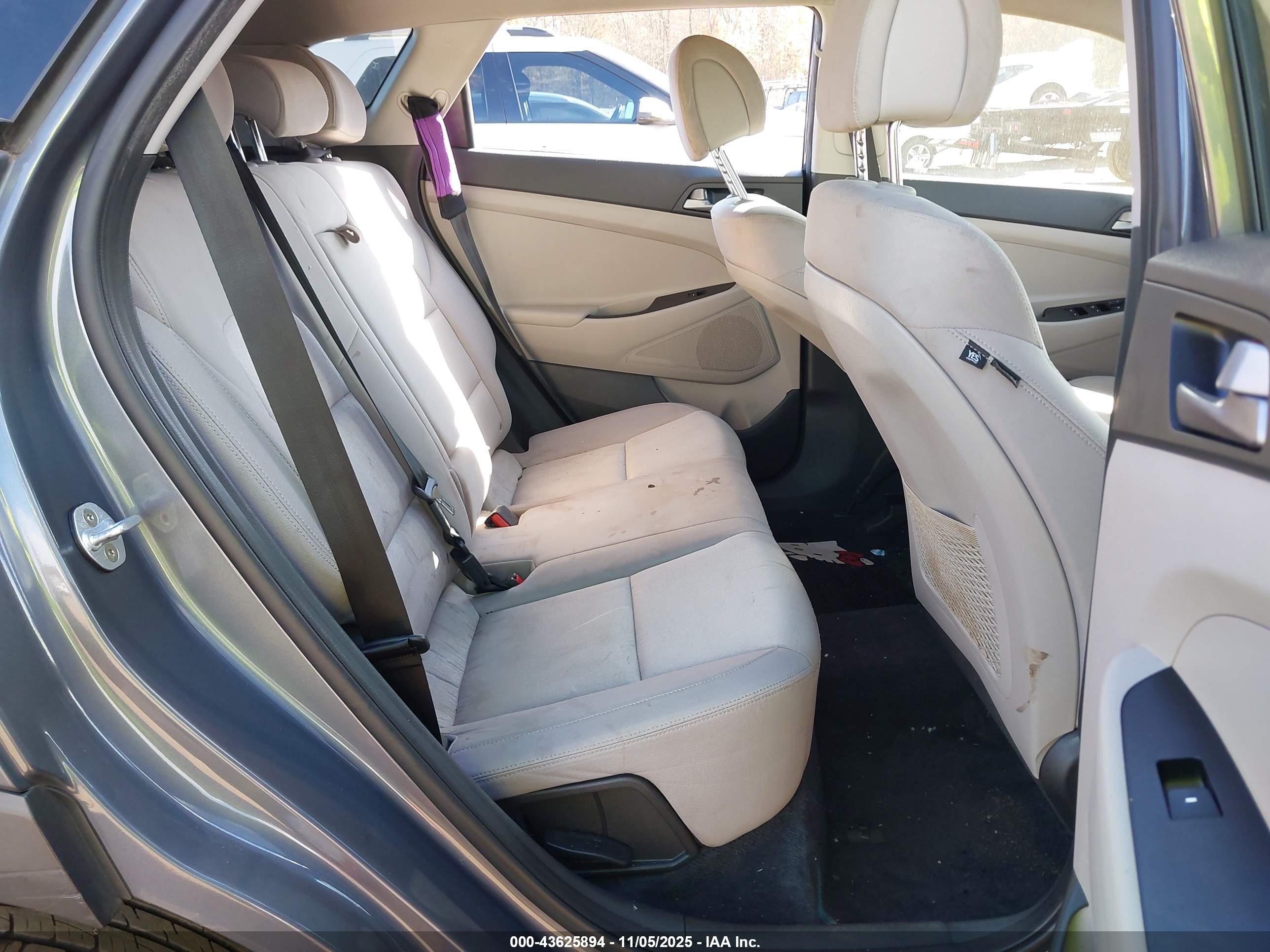 HYUNDAI TUCSON image 8