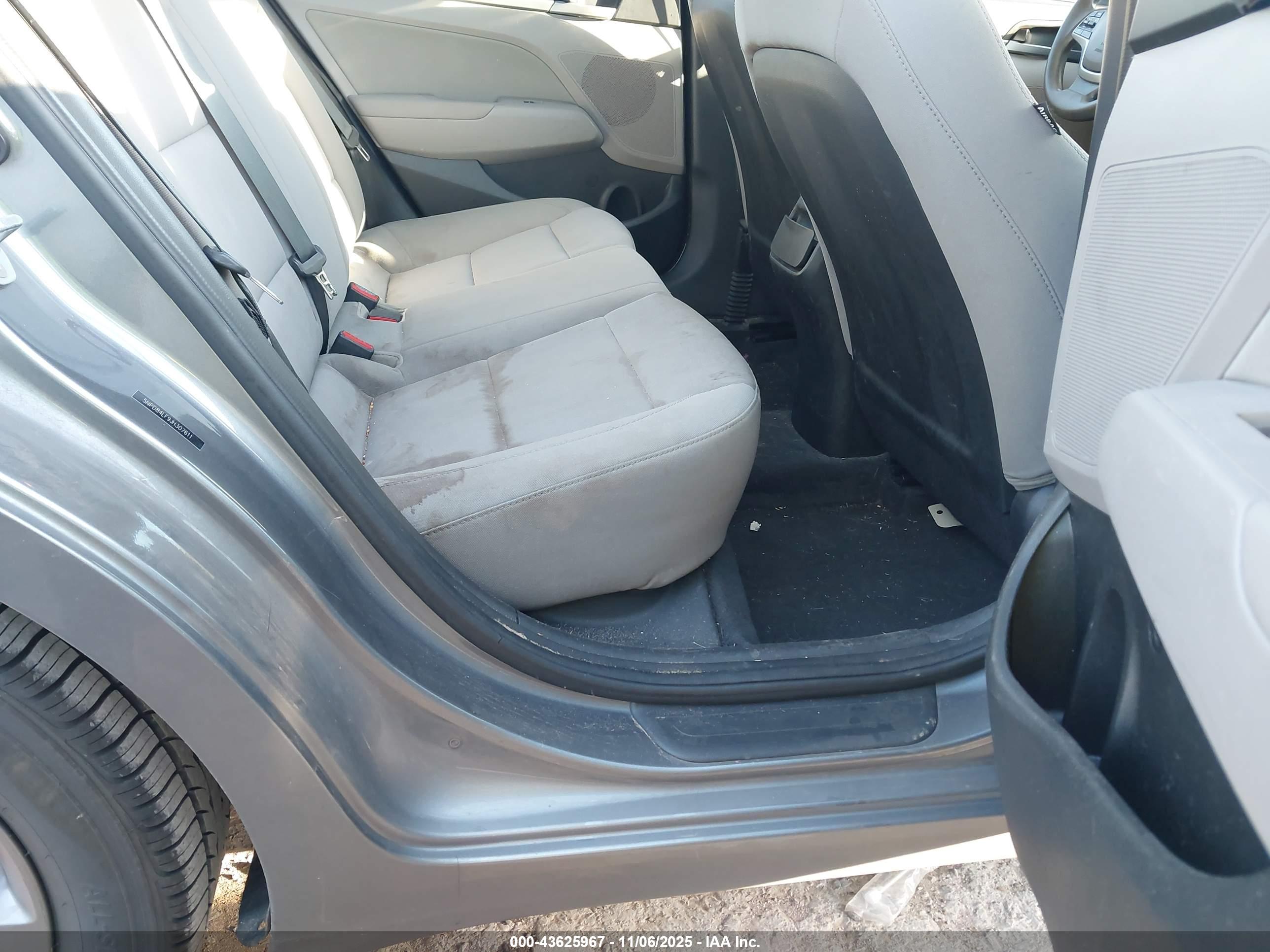 HYUNDAI ELANTRA image 8