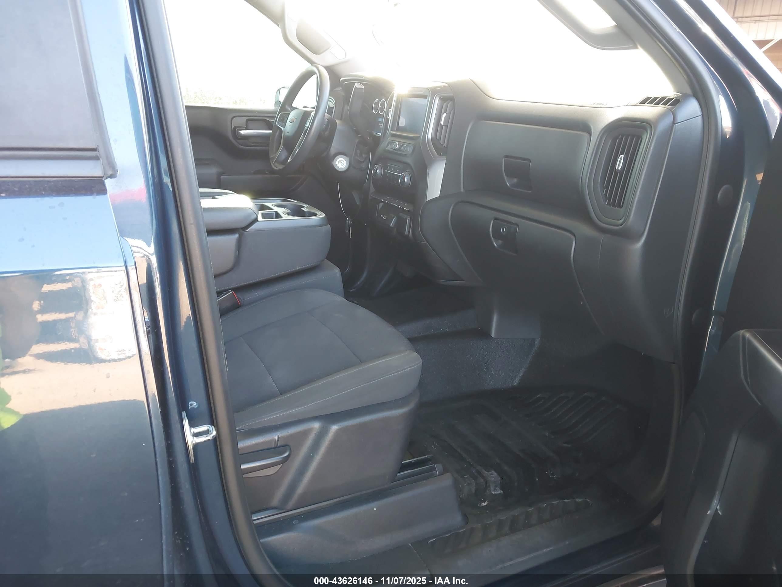 CHEVROLET SILVERADO image 5
