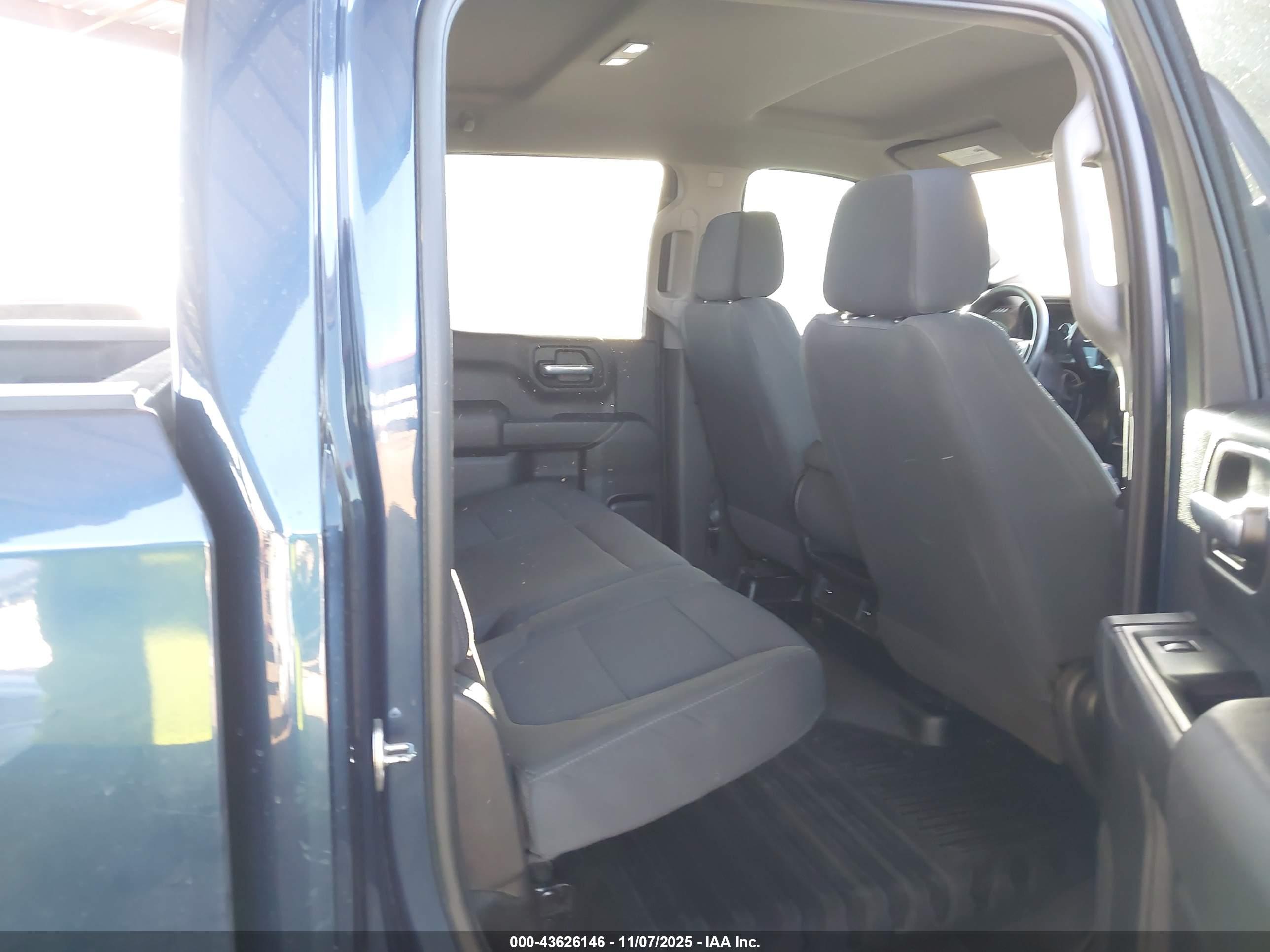 CHEVROLET SILVERADO image 8