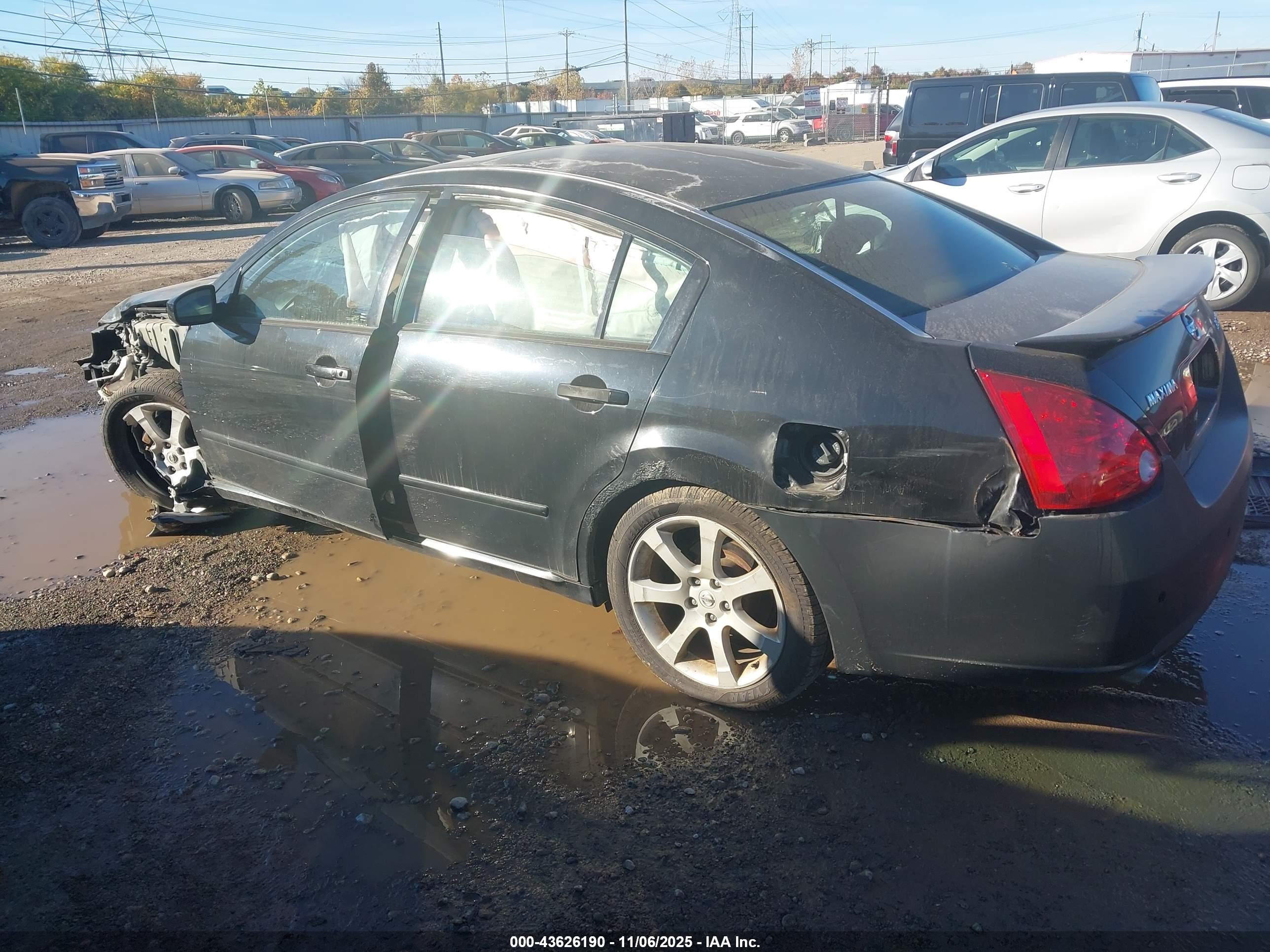 NISSAN MAXIMA image 3