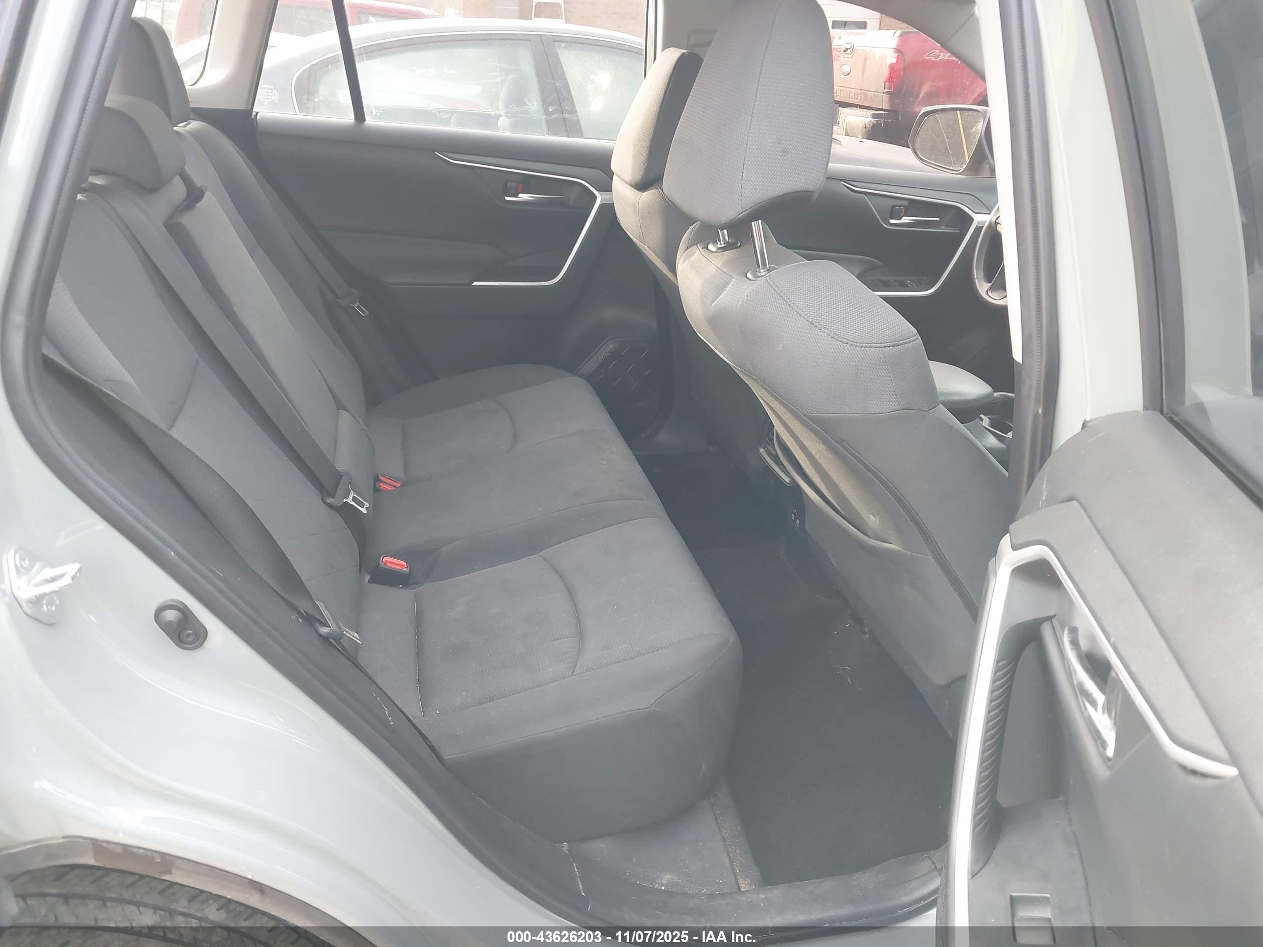 TOYOTA RAV4 image 8