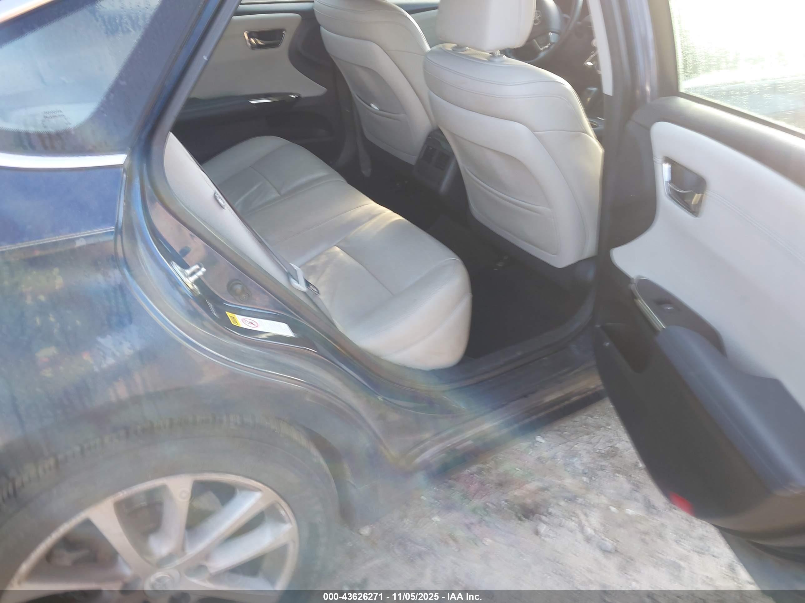 TOYOTA AVALON image 8