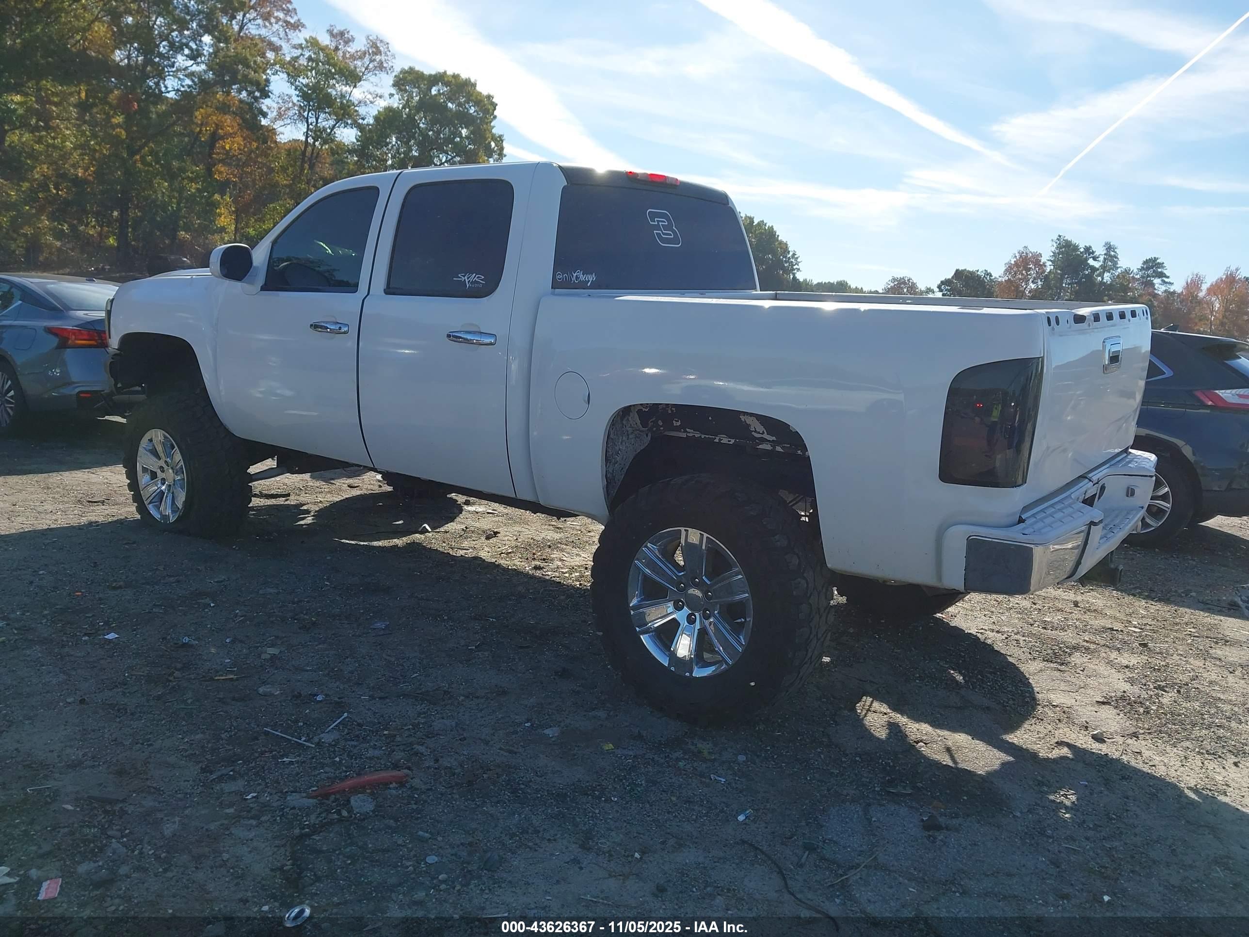 CHEVROLET SILVERADO image 3
