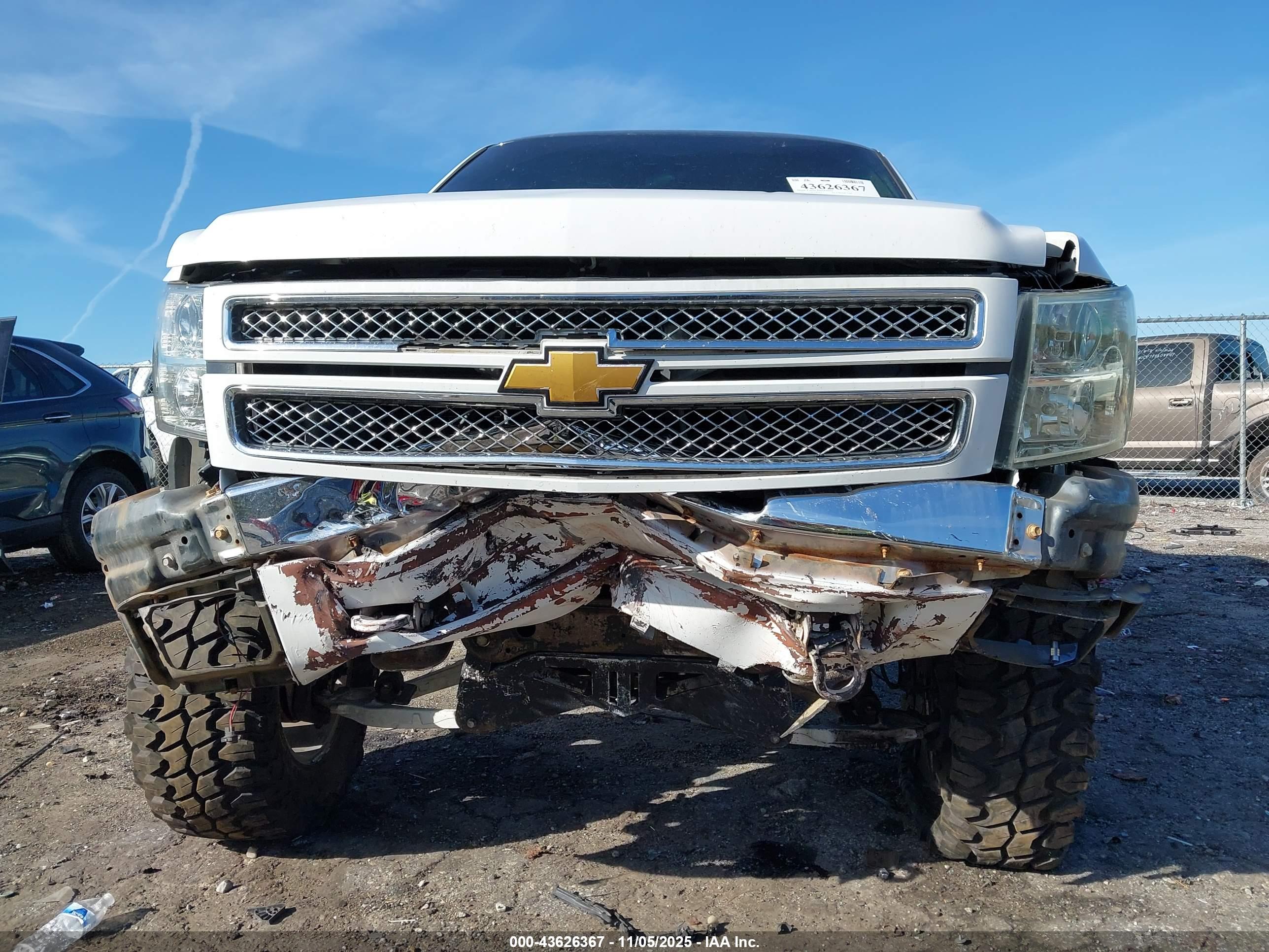 CHEVROLET SILVERADO image 6