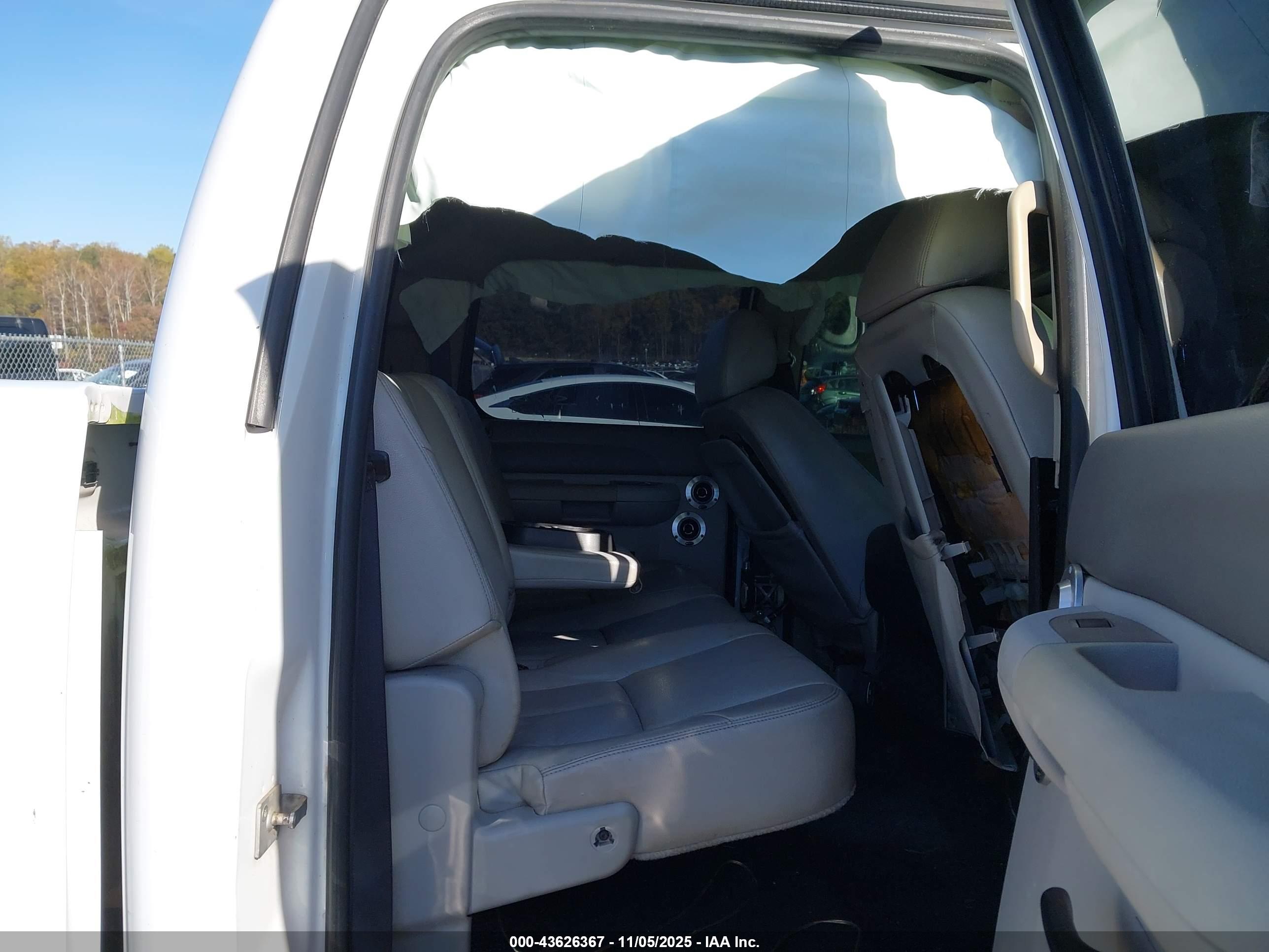 CHEVROLET SILVERADO image 8