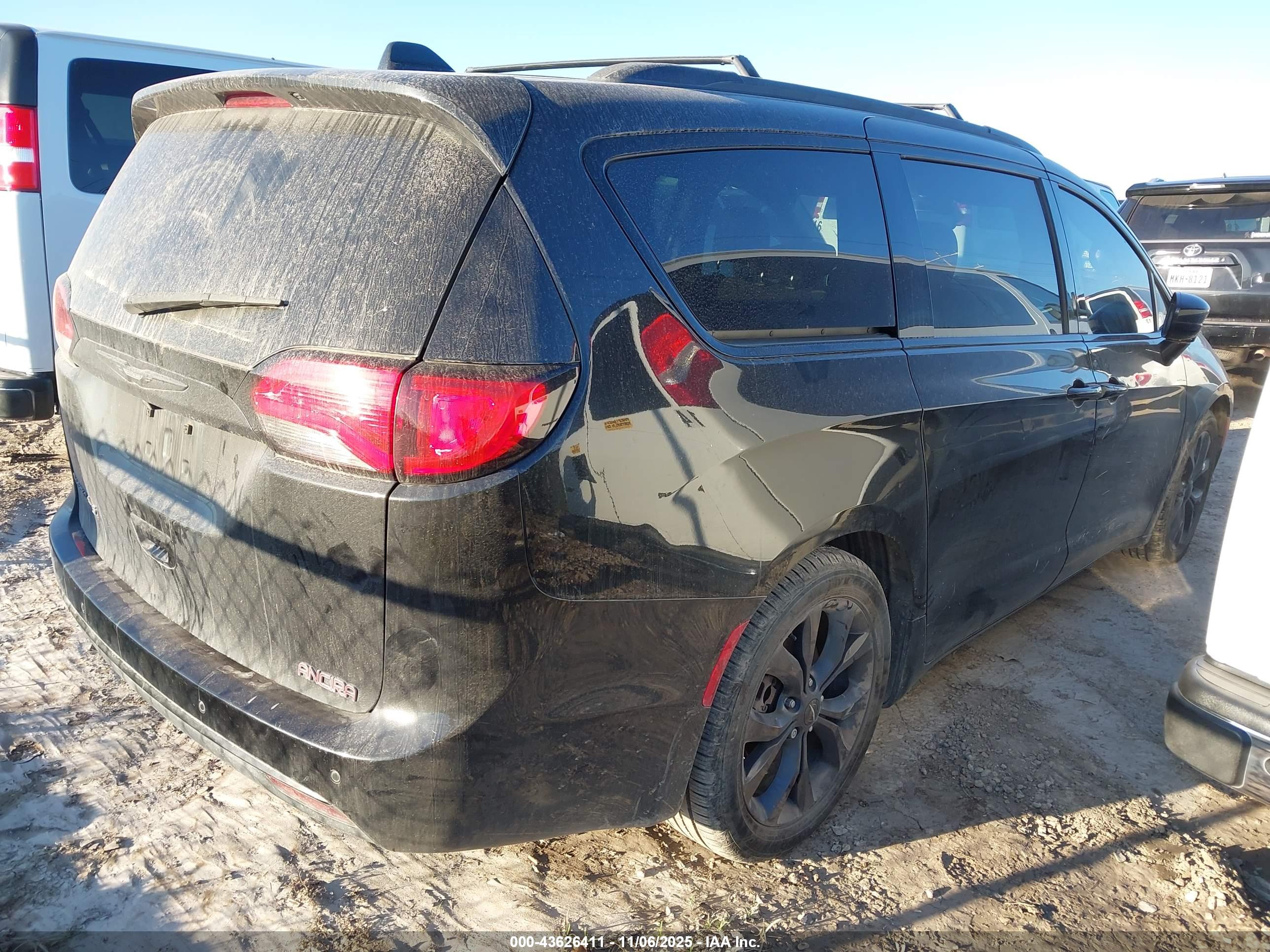 CHRYSLER PACIFICA image 4