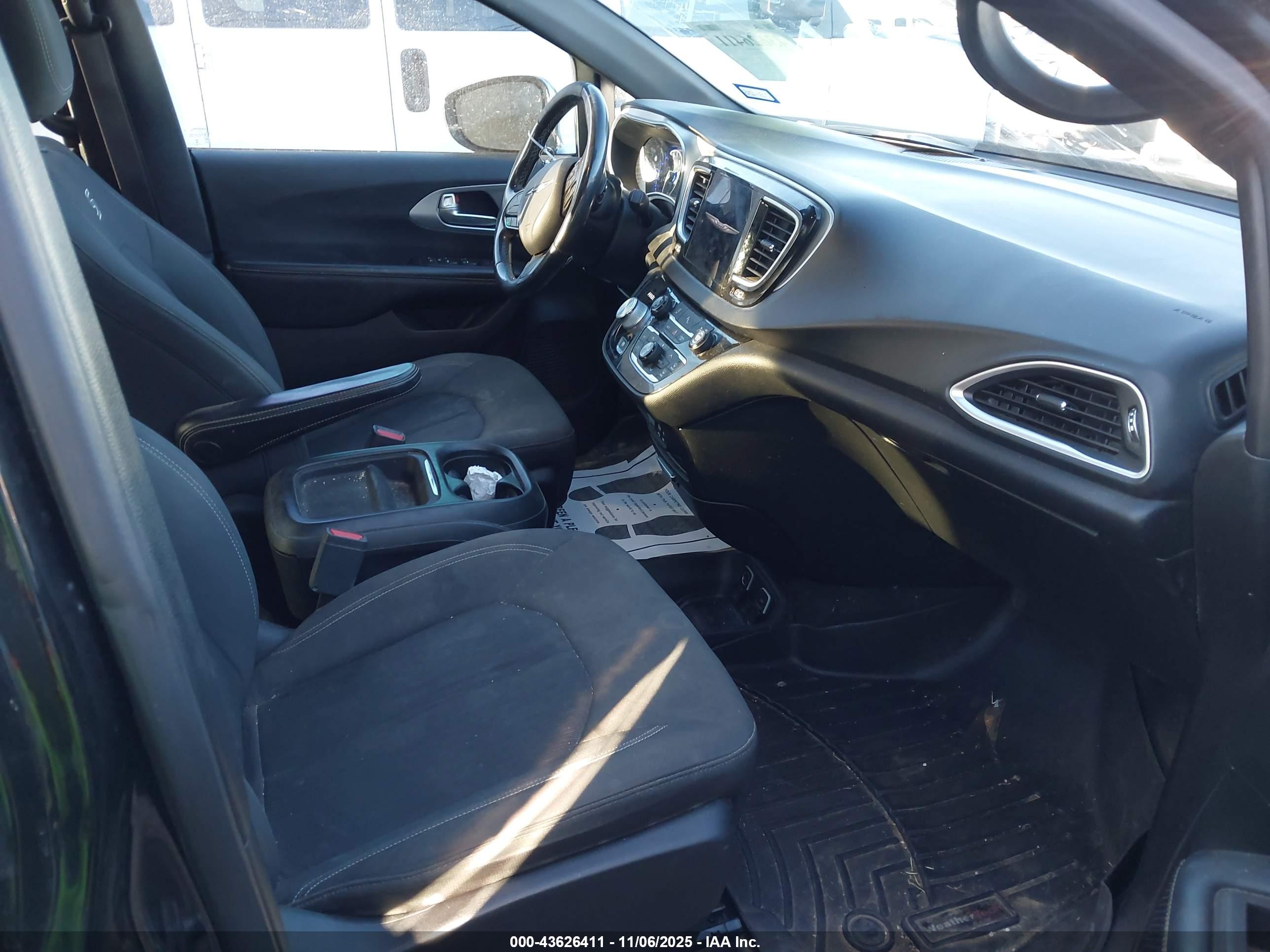 CHRYSLER PACIFICA image 5