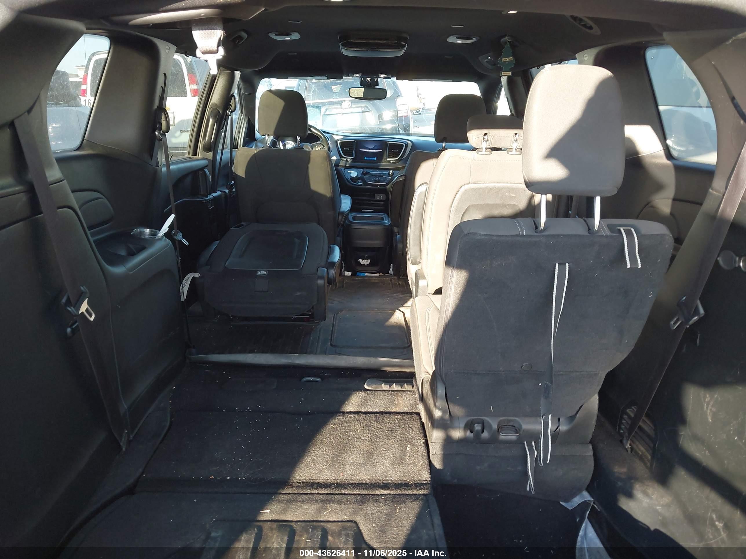 CHRYSLER PACIFICA image 8