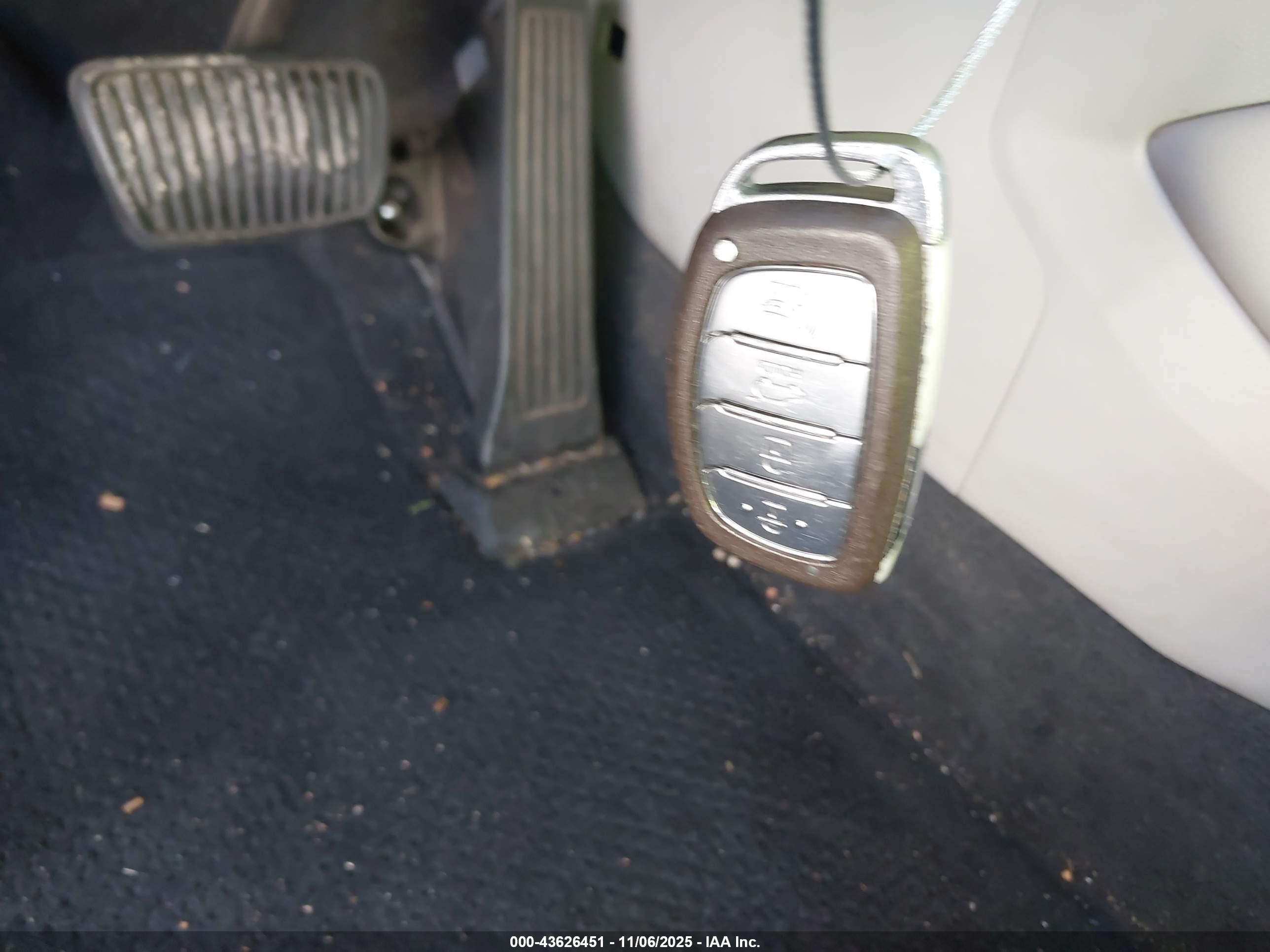 HYUNDAI TUCSON image 11