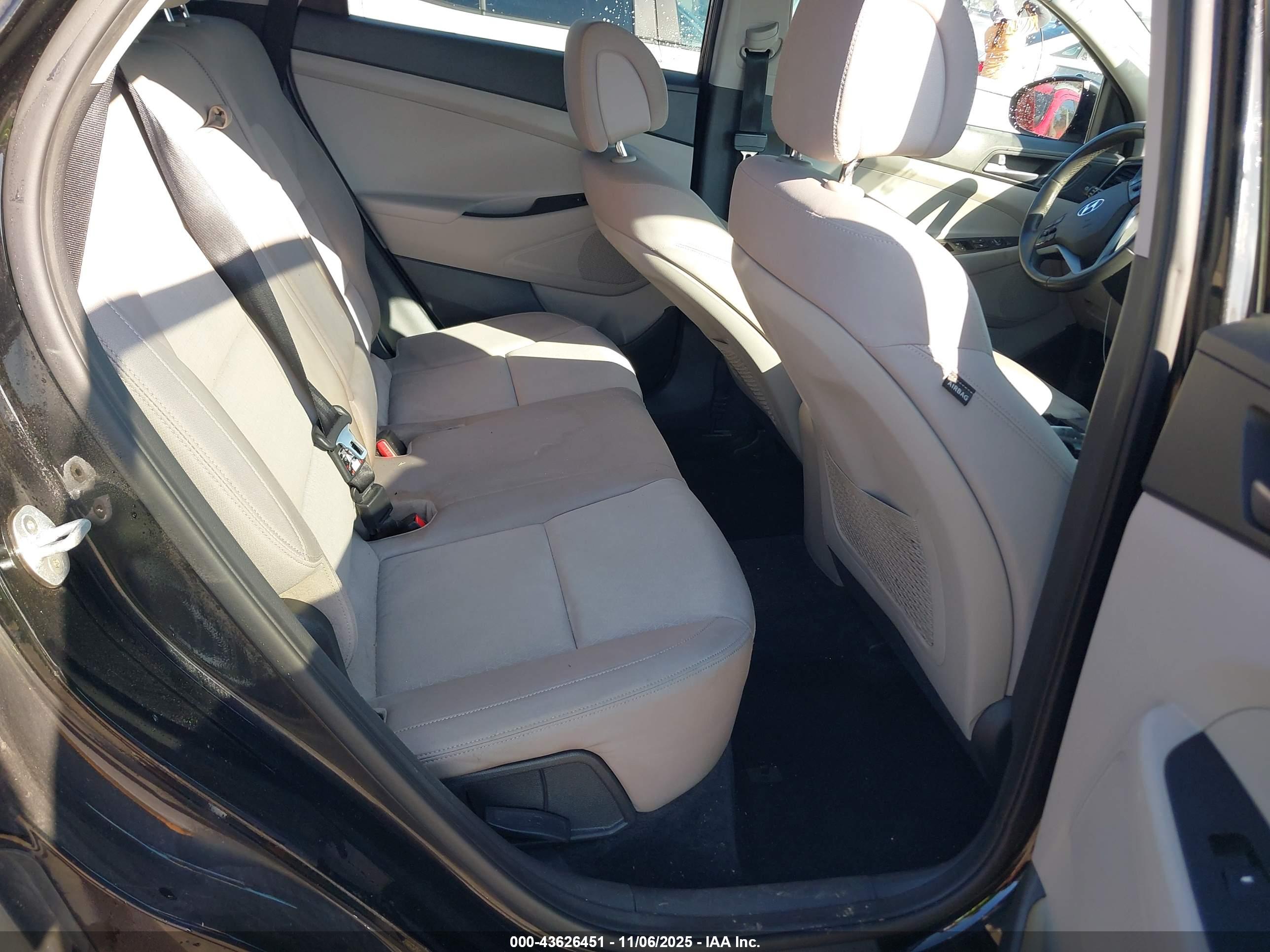 HYUNDAI TUCSON image 8