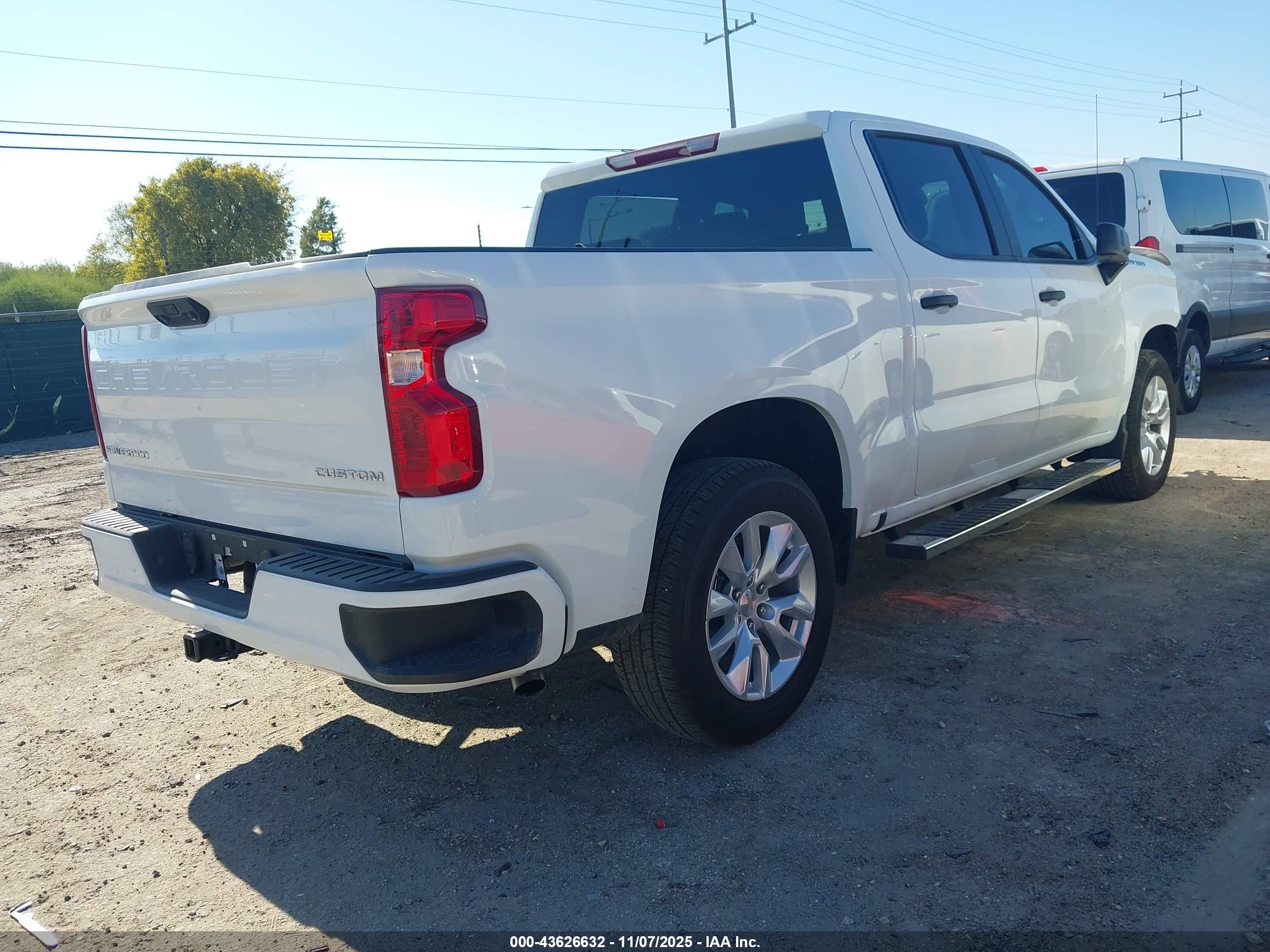 CHEVROLET SILVERADO image 4