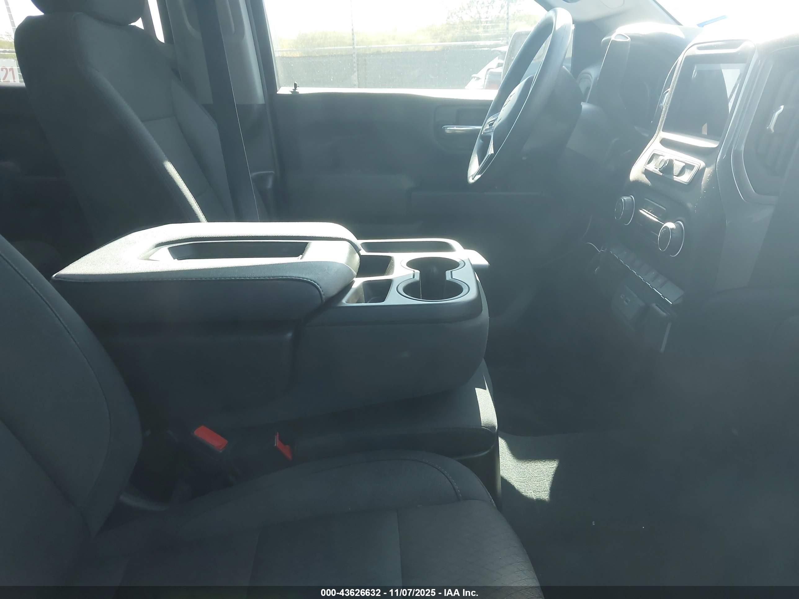 CHEVROLET SILVERADO image 5