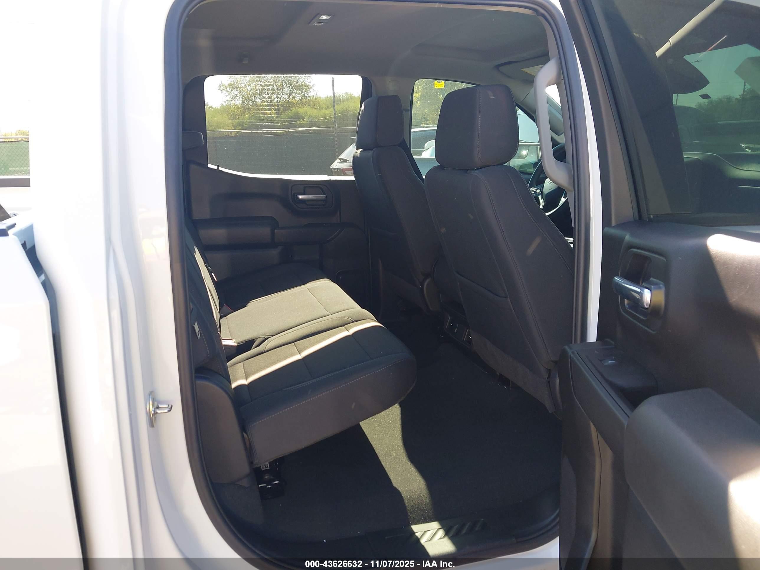 CHEVROLET SILVERADO image 8