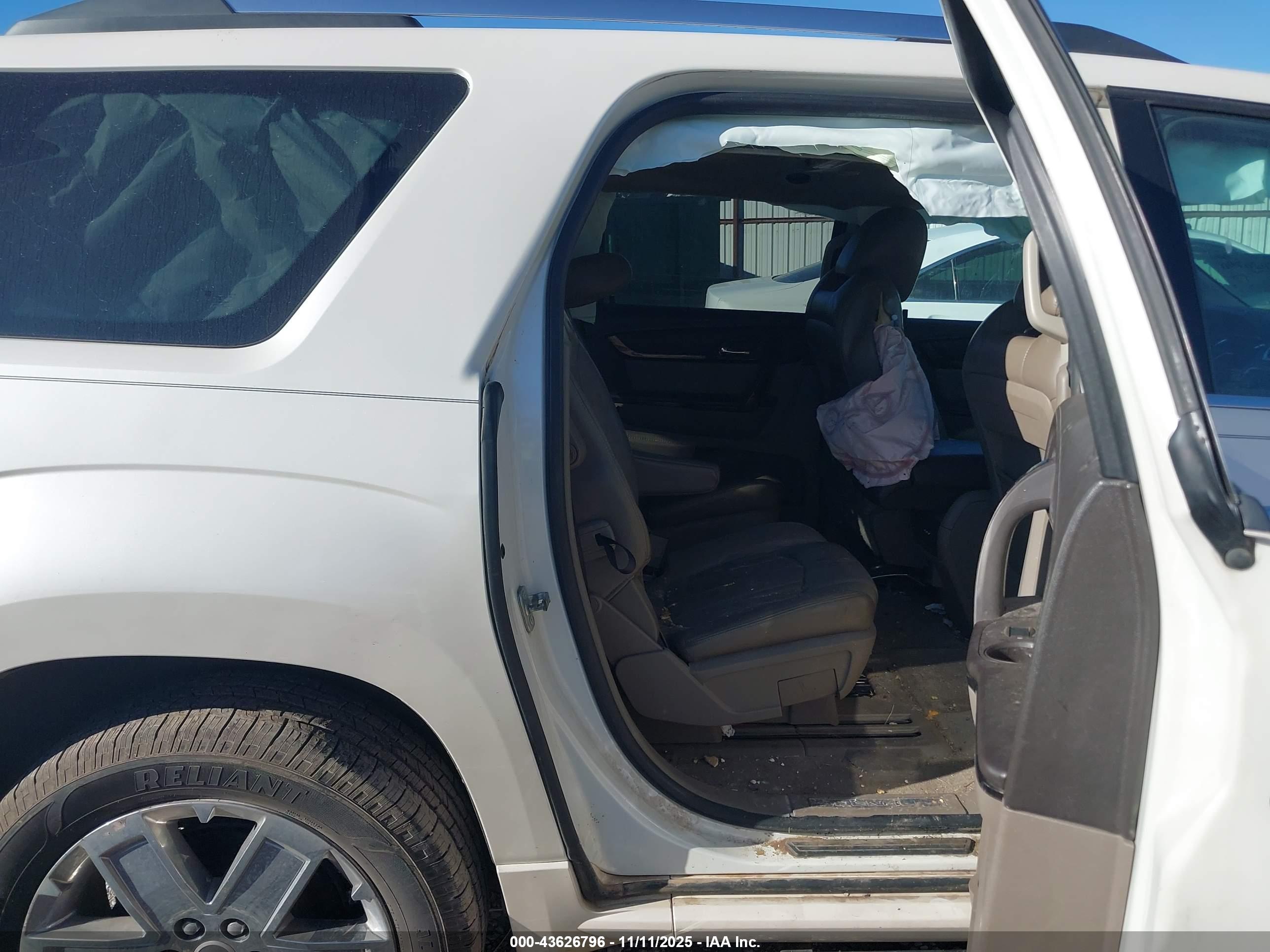 GMC ACADIA image 8
