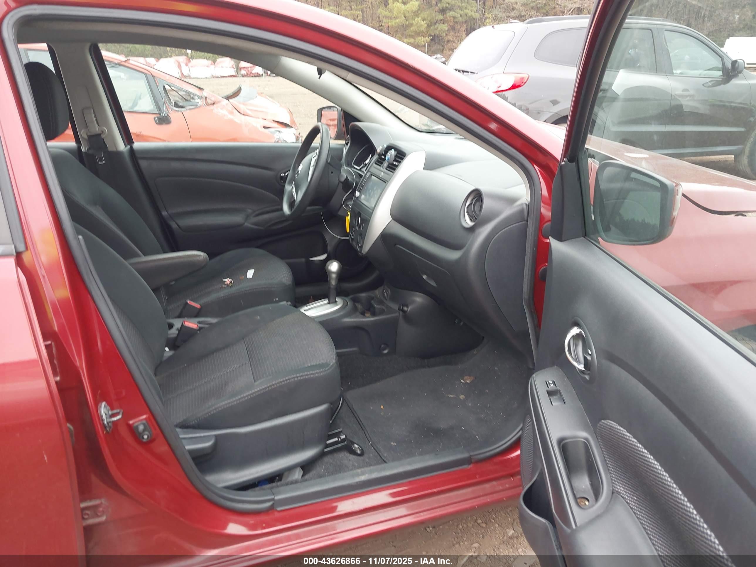 NISSAN VERSA image 5