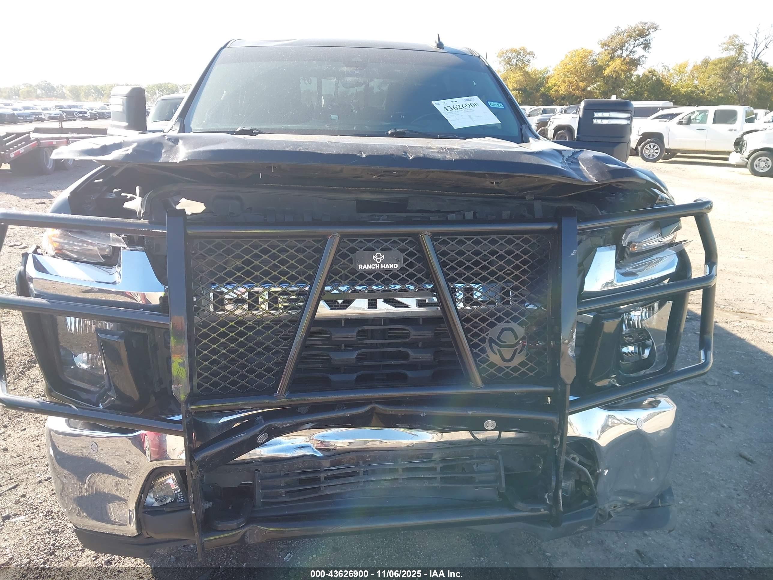 CHEVROLET SILVERADO image 6