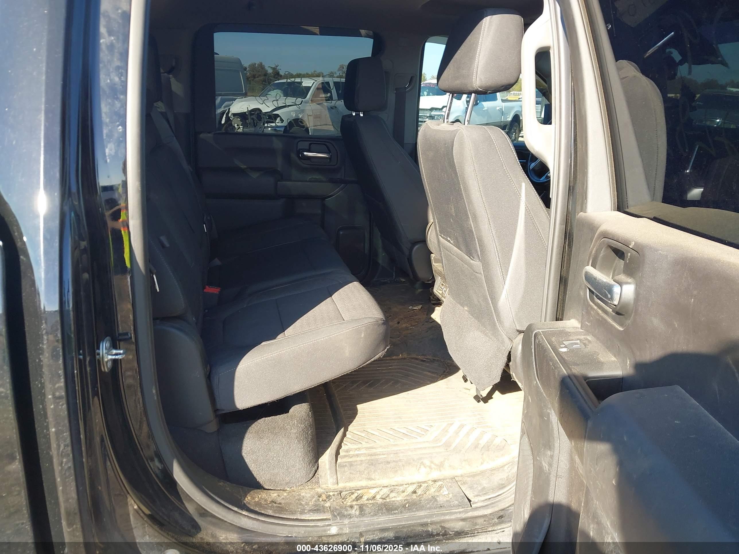 CHEVROLET SILVERADO image 8