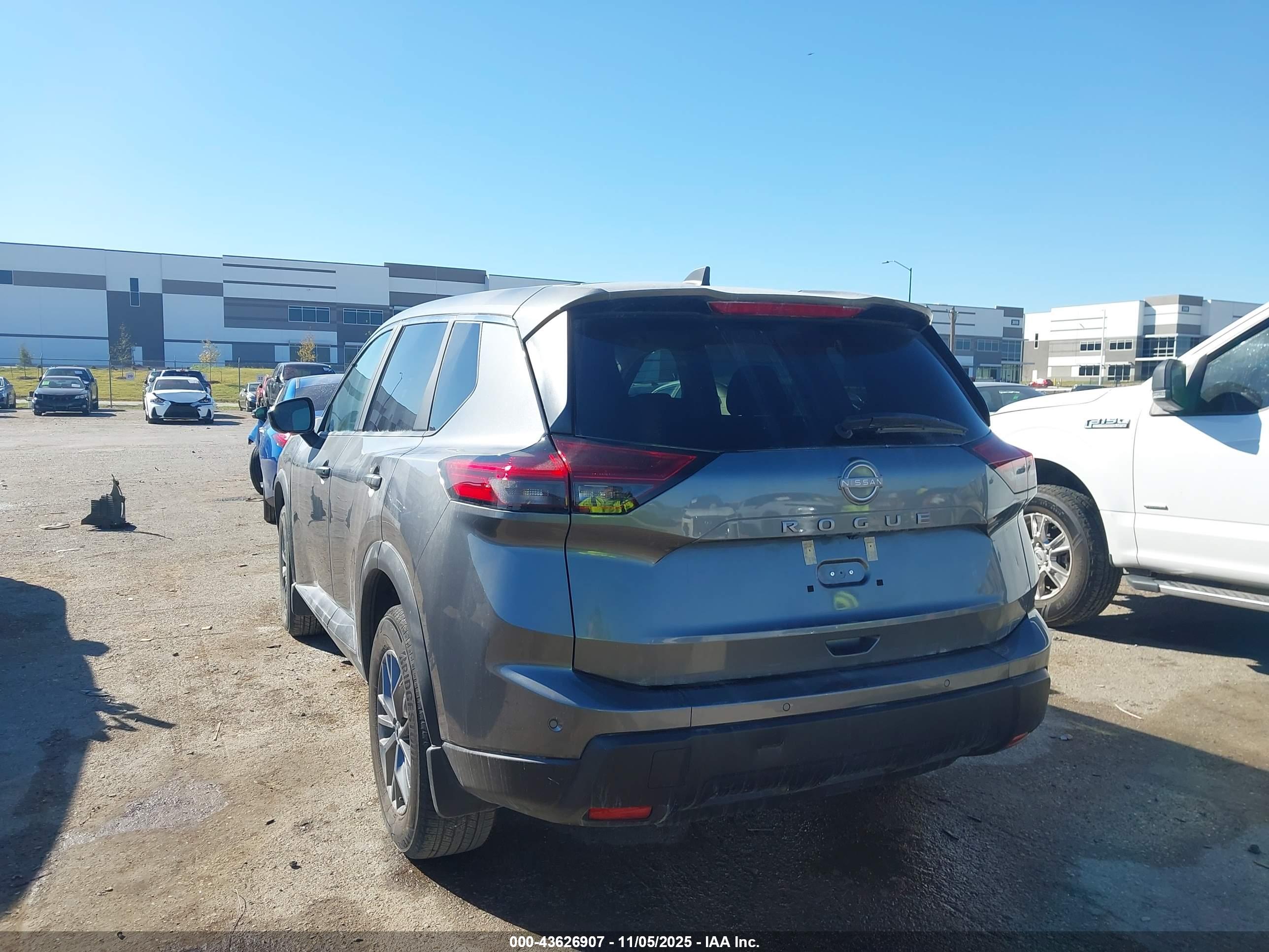NISSAN ROGUE image 3
