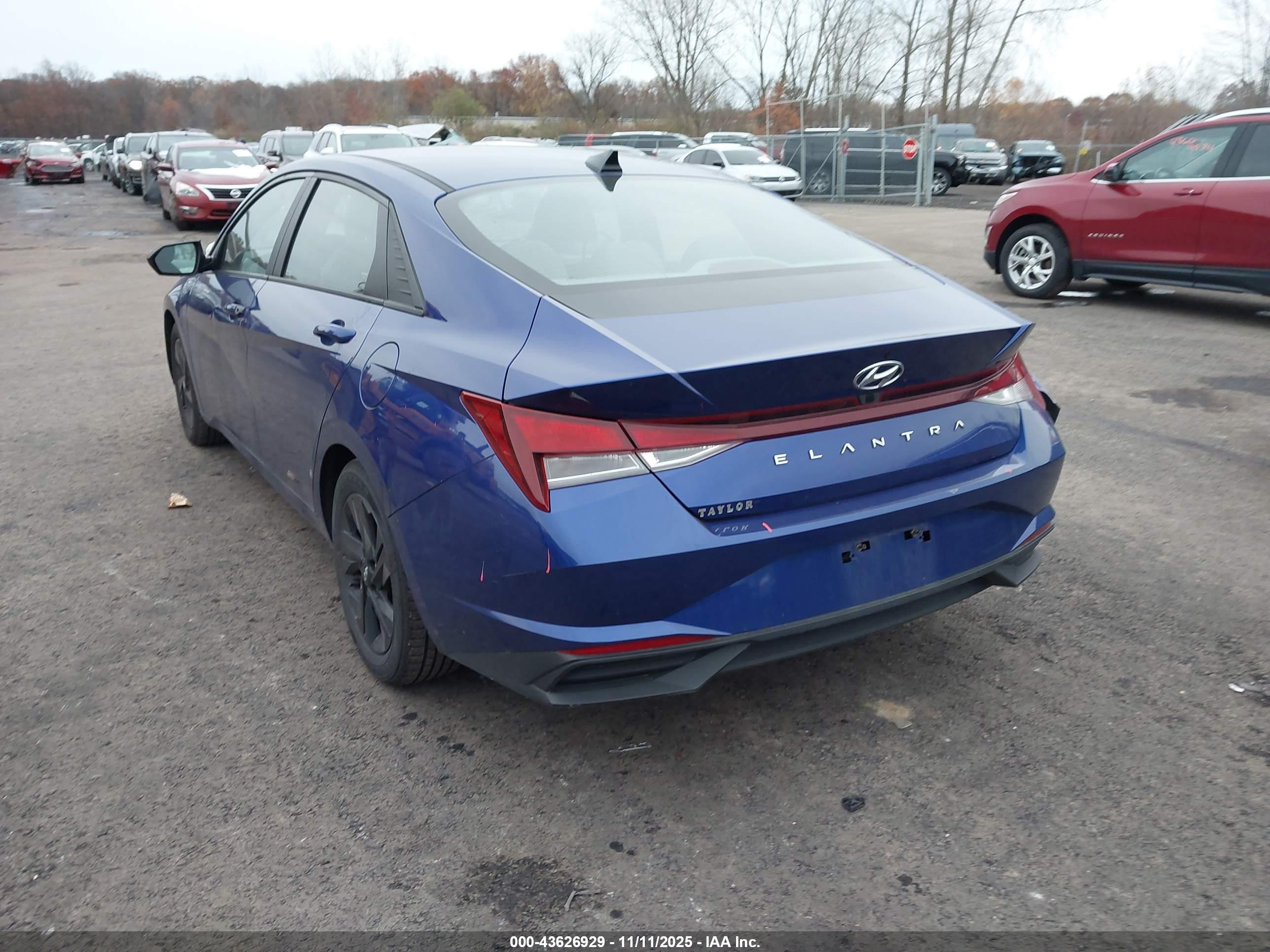 HYUNDAI ELANTRA image 3