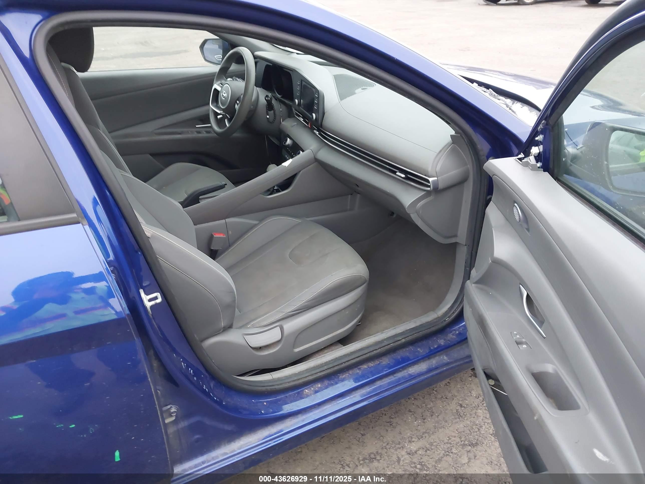 HYUNDAI ELANTRA image 5