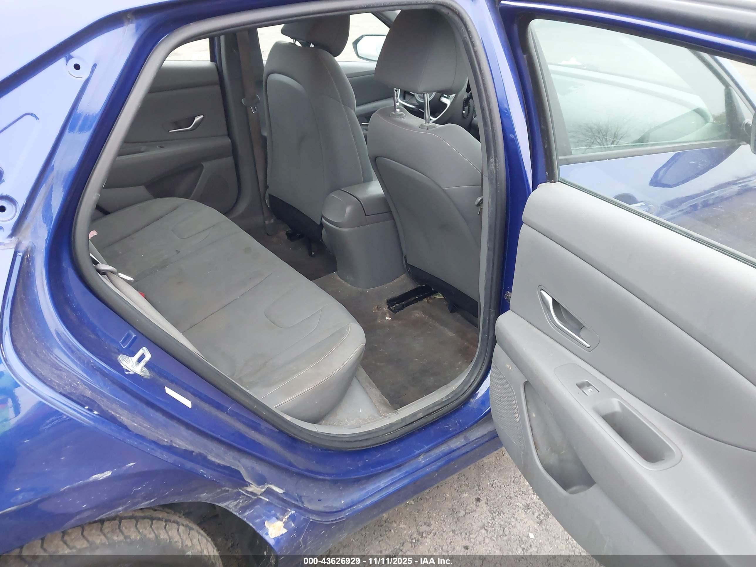 HYUNDAI ELANTRA image 8