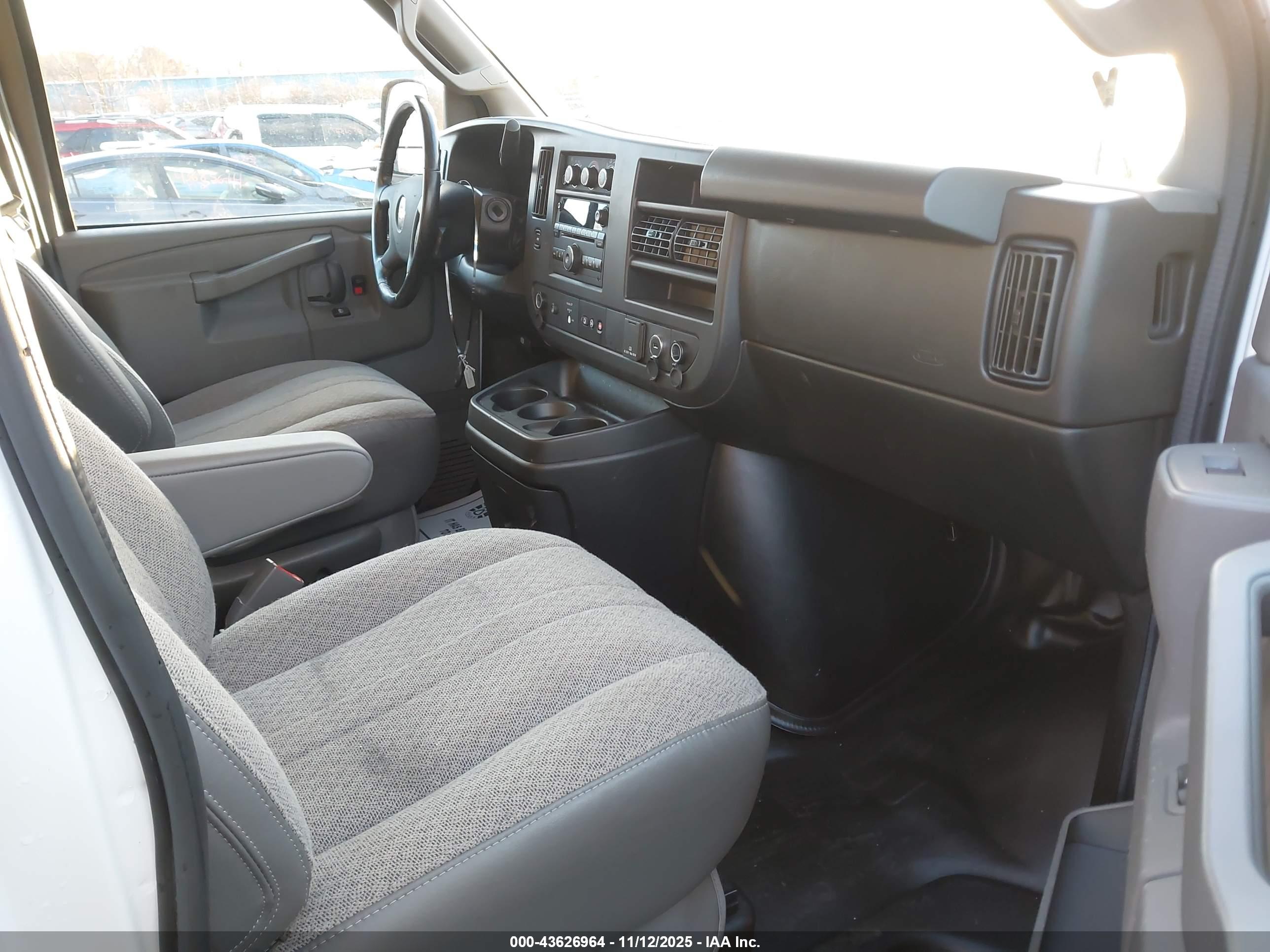 CHEVROLET EXPRESS image 5
