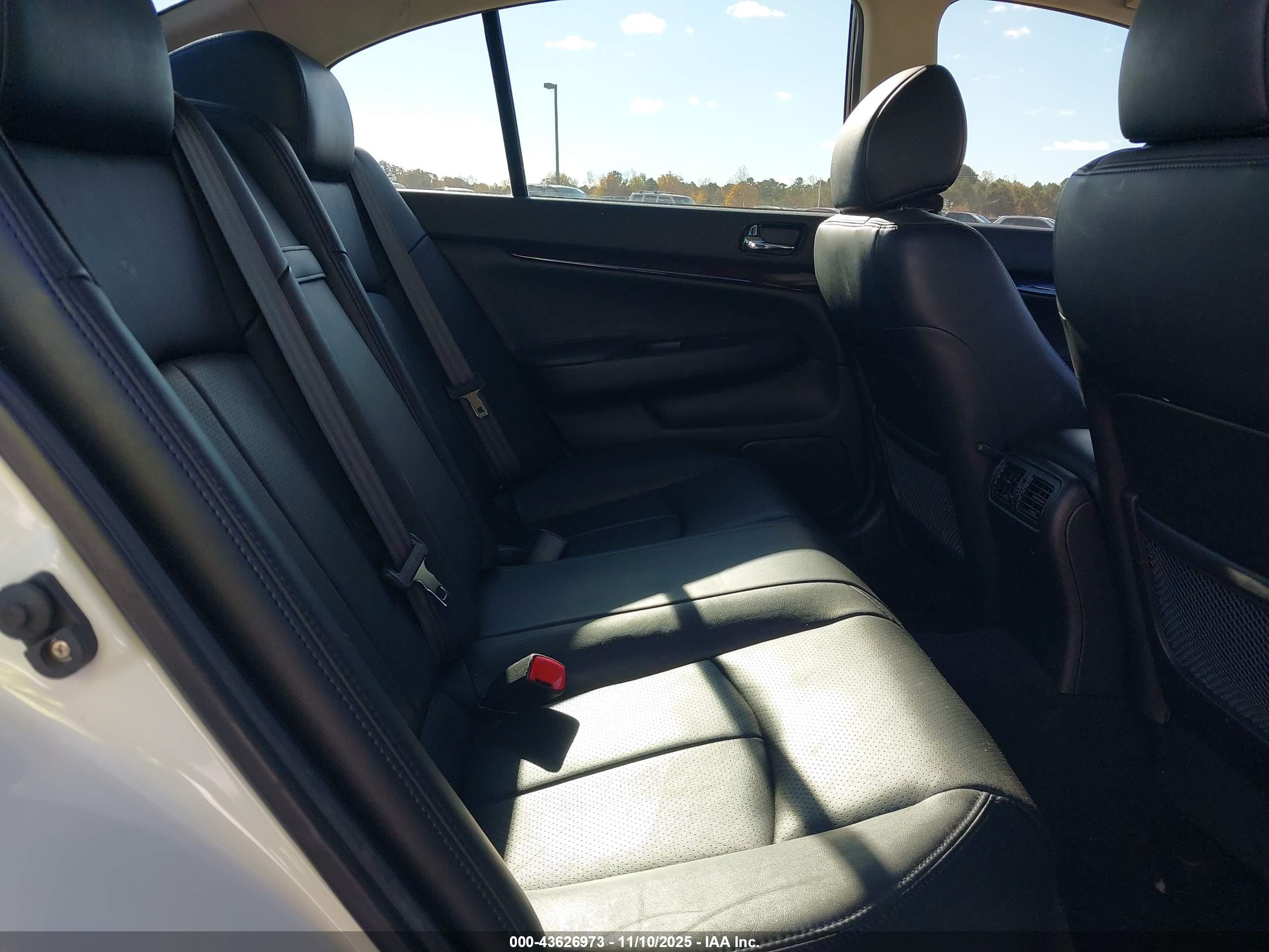 INFINITI G37 image 8