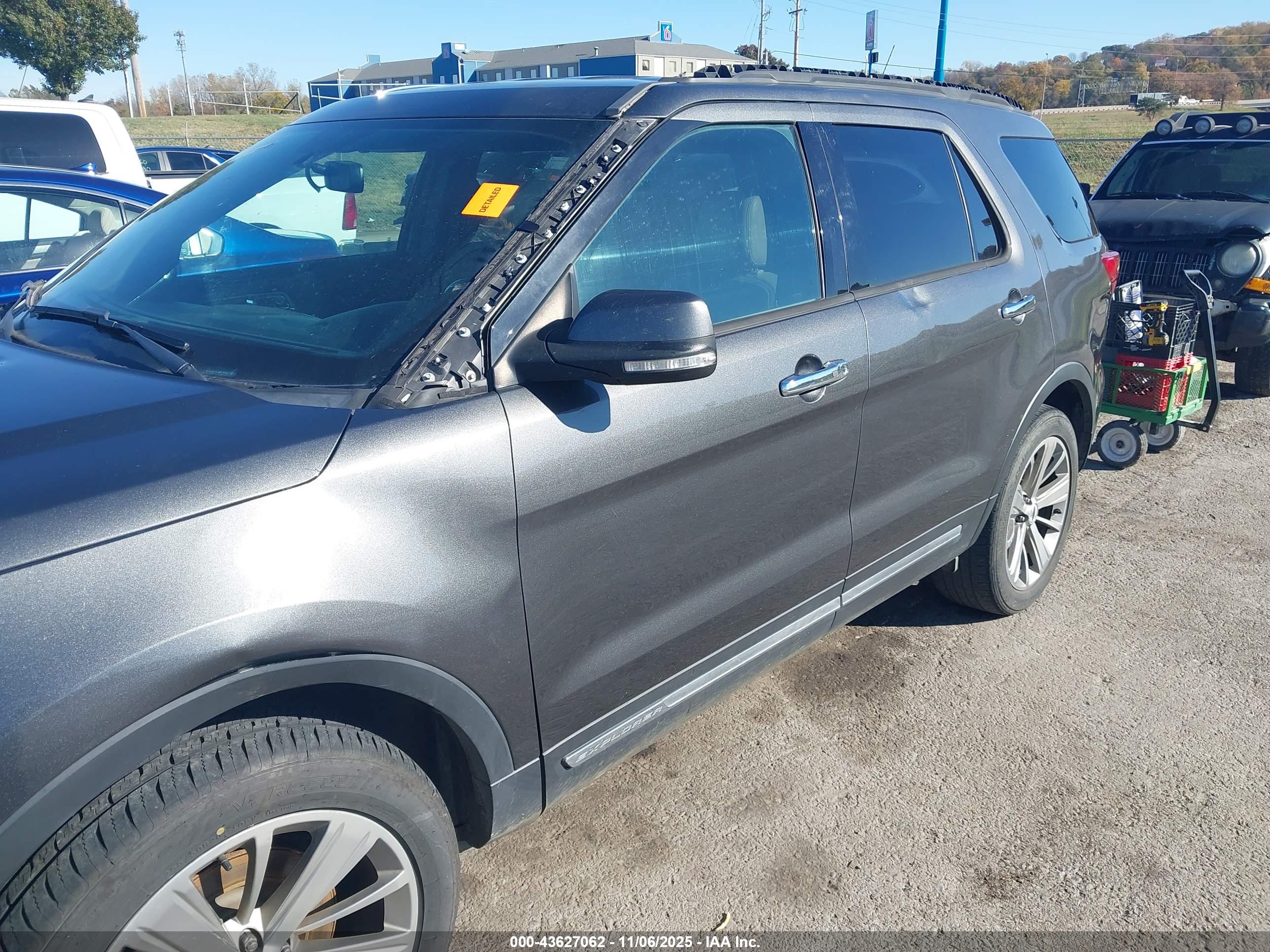 FORD EXPLORER image 6