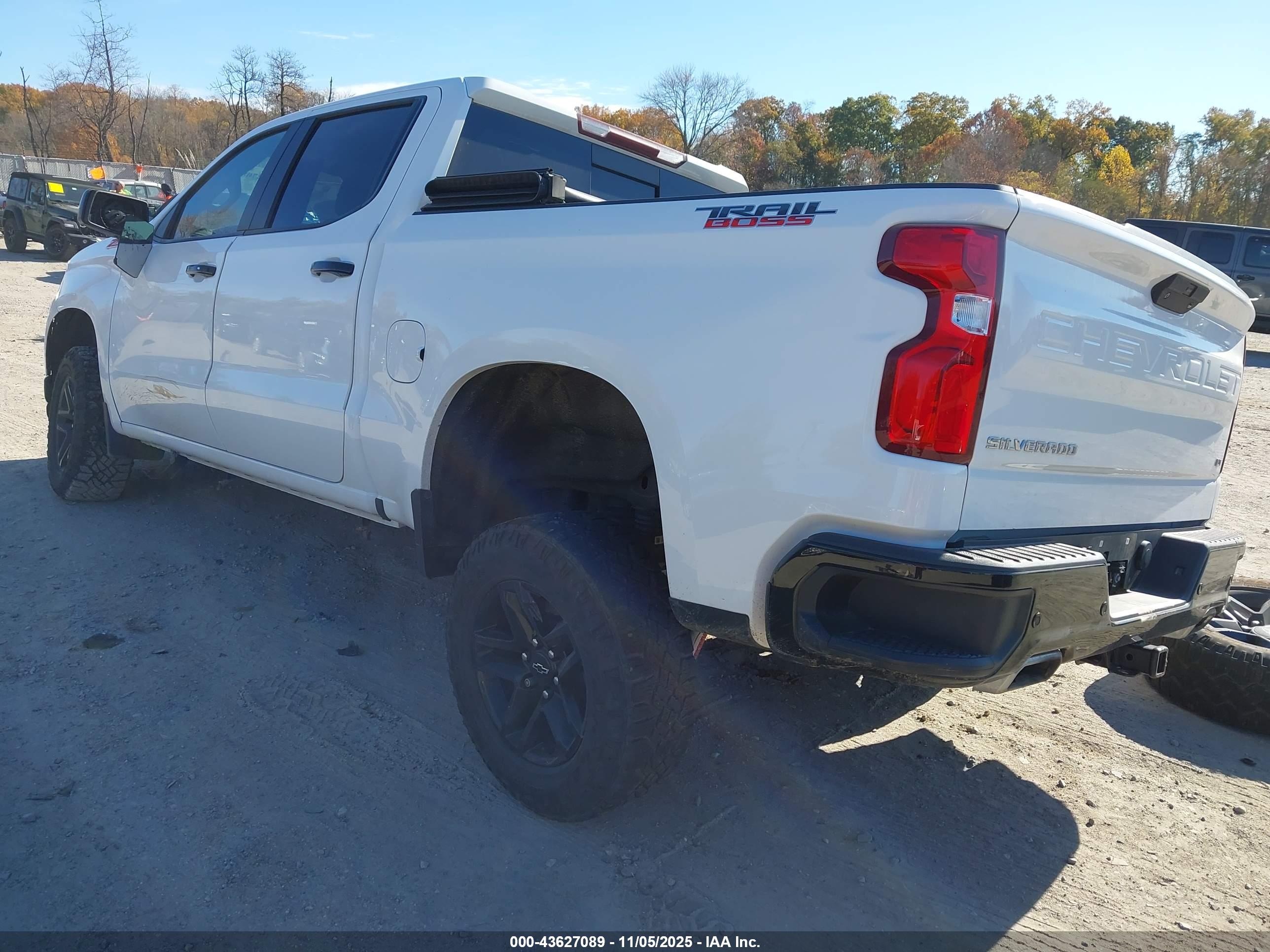 CHEVROLET SILVERADO image 3
