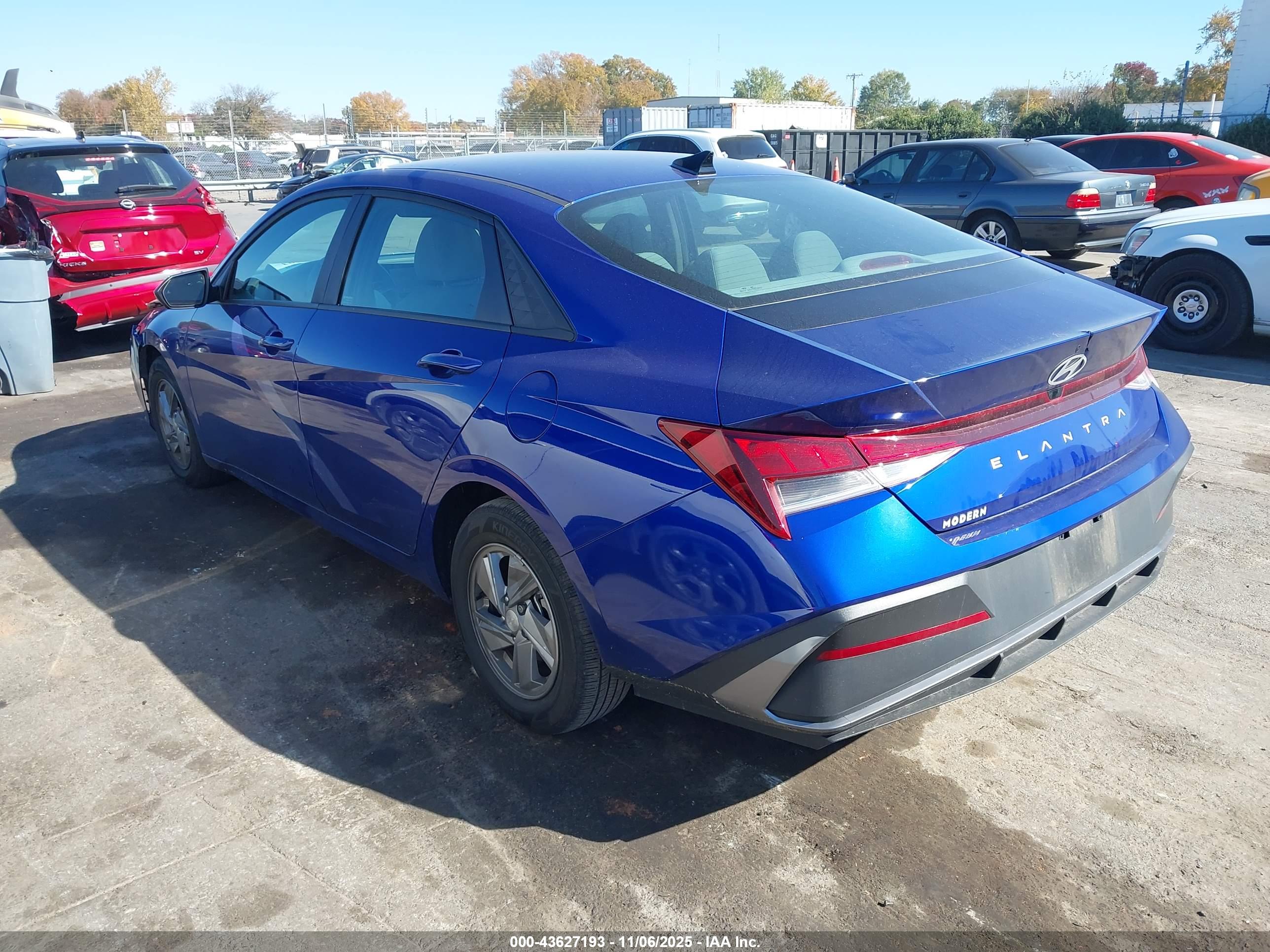 HYUNDAI ELANTRA image 3