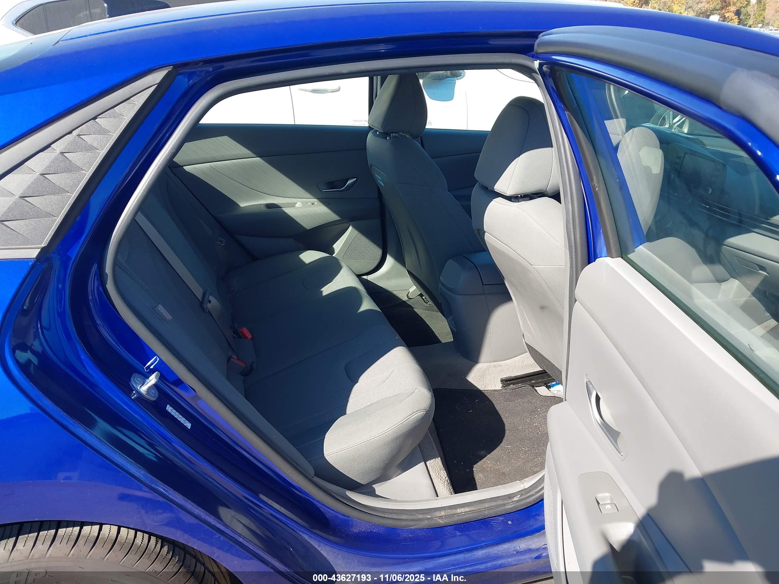 HYUNDAI ELANTRA image 8