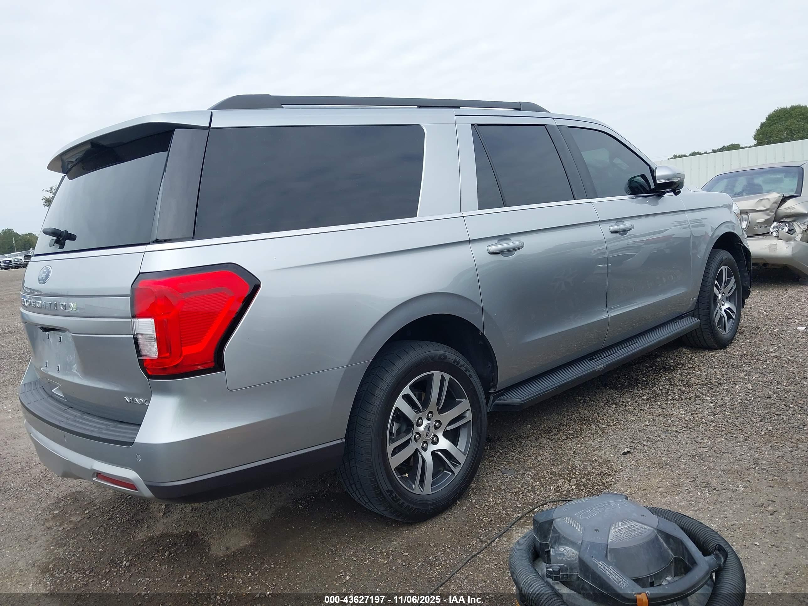 FORD EXPEDITION image 4