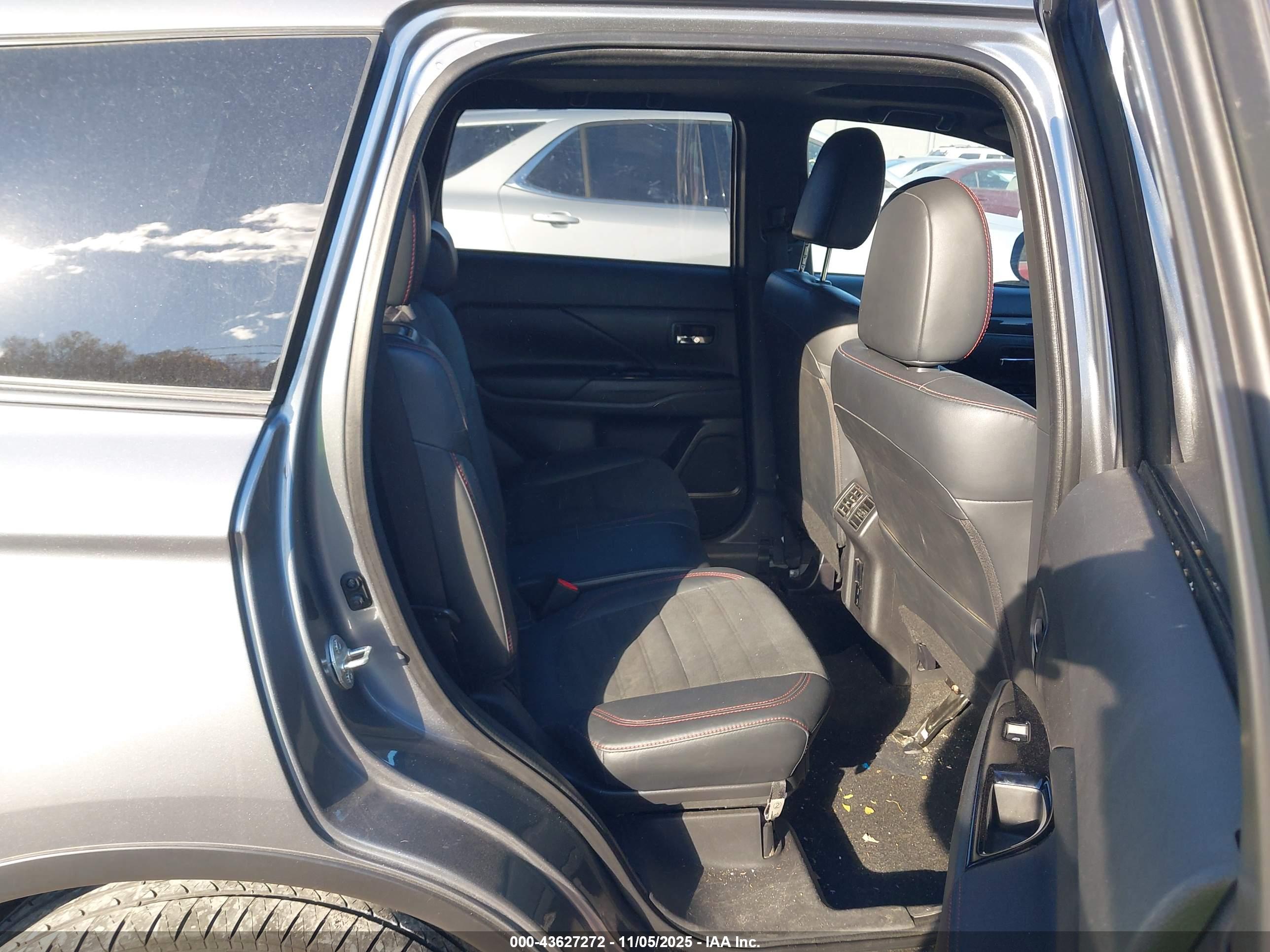 MITSUBISHI OUTLANDER image 8