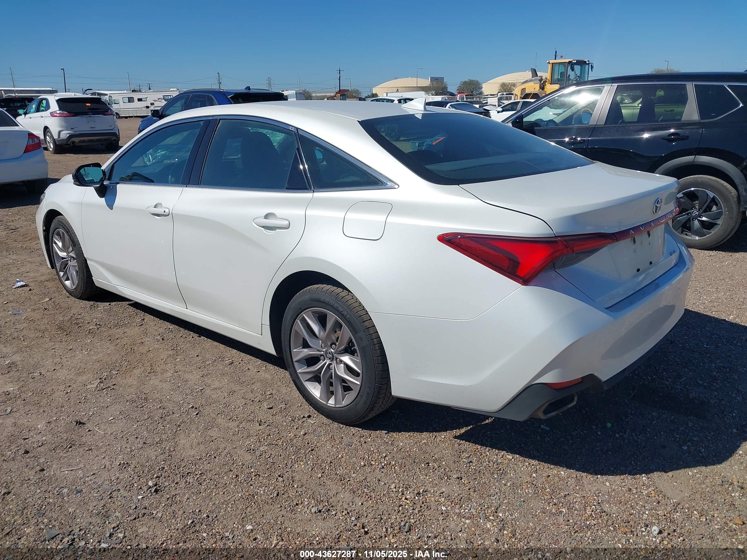 TOYOTA AVALON image 3