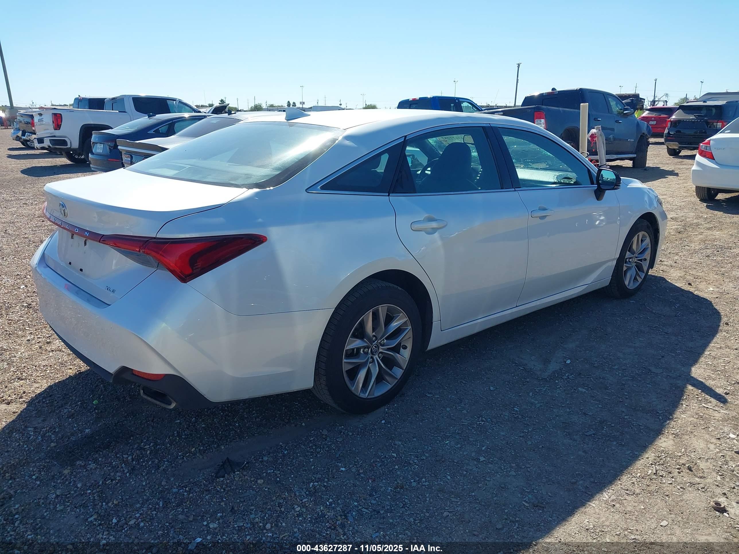 TOYOTA AVALON image 4