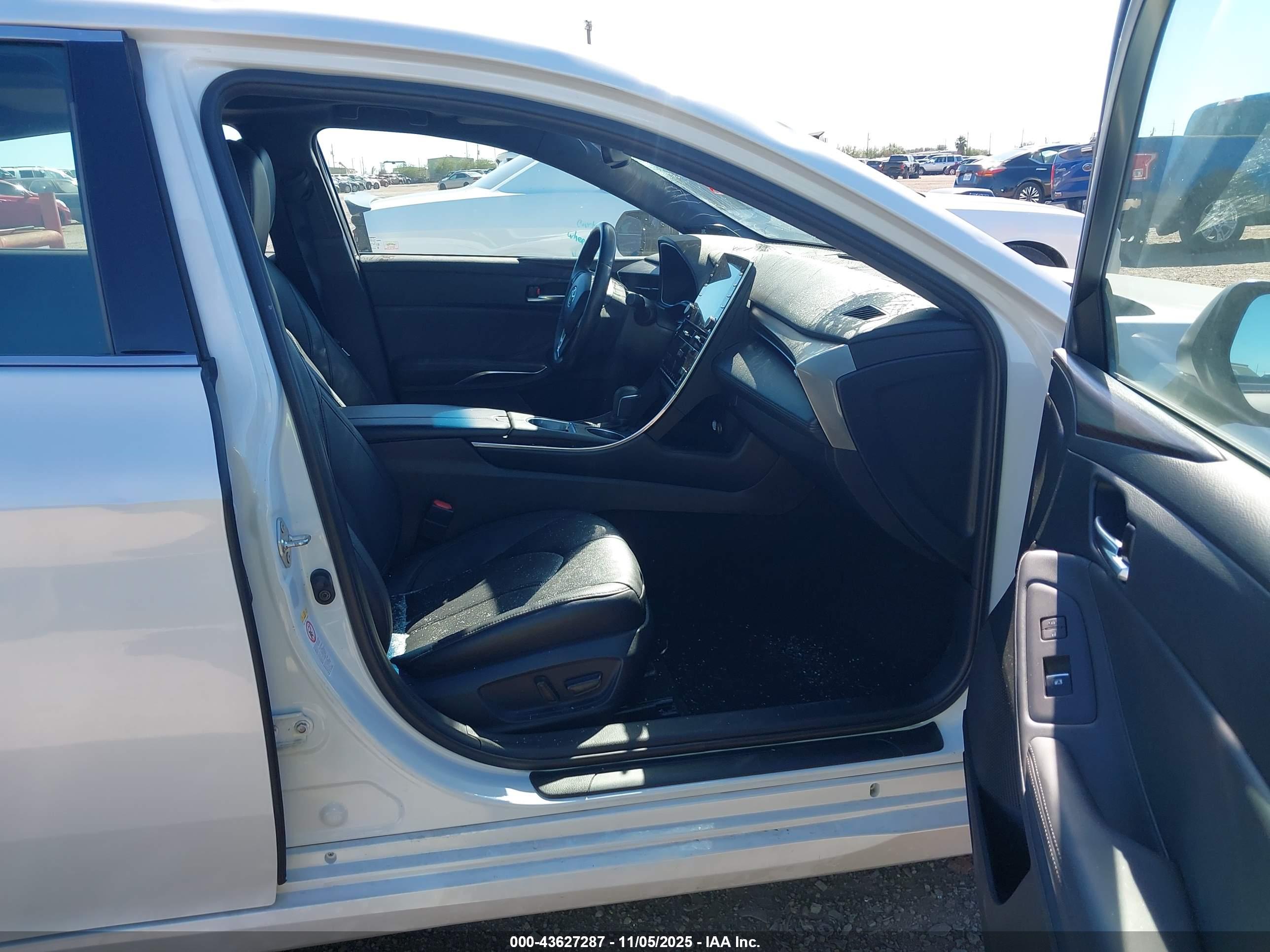 TOYOTA AVALON image 5