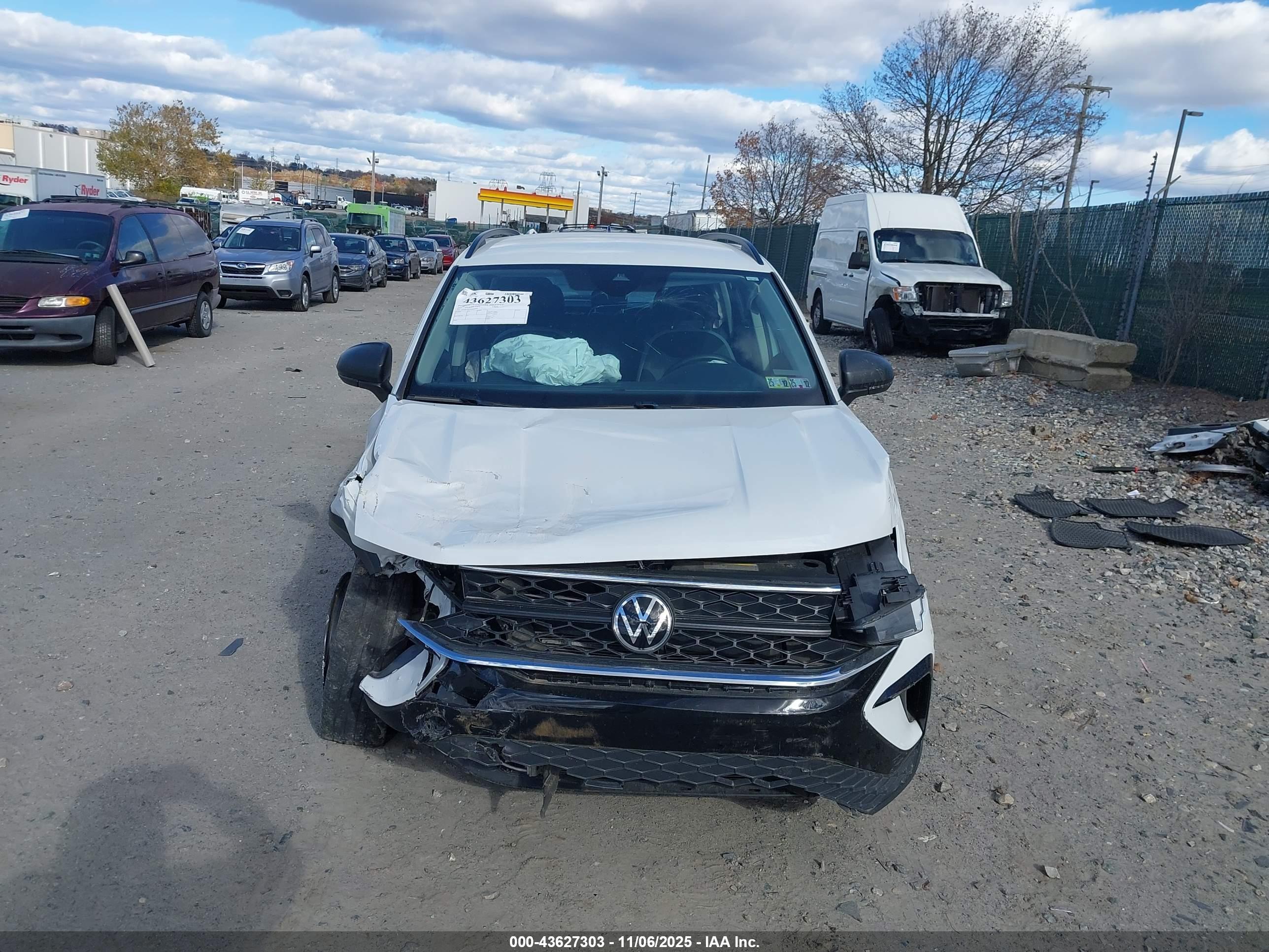 VOLKSWAGEN TAOS image 6