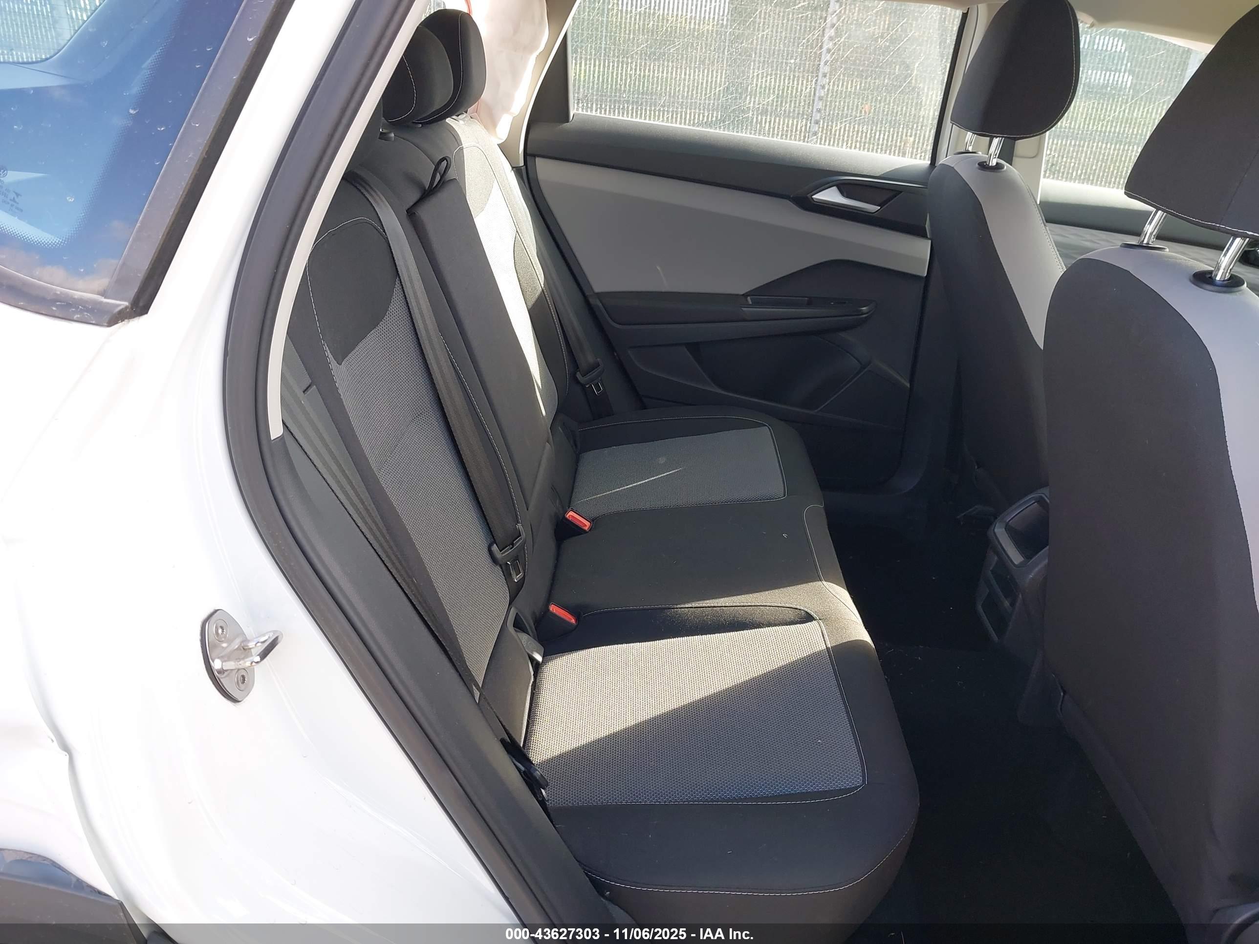 VOLKSWAGEN TAOS image 8