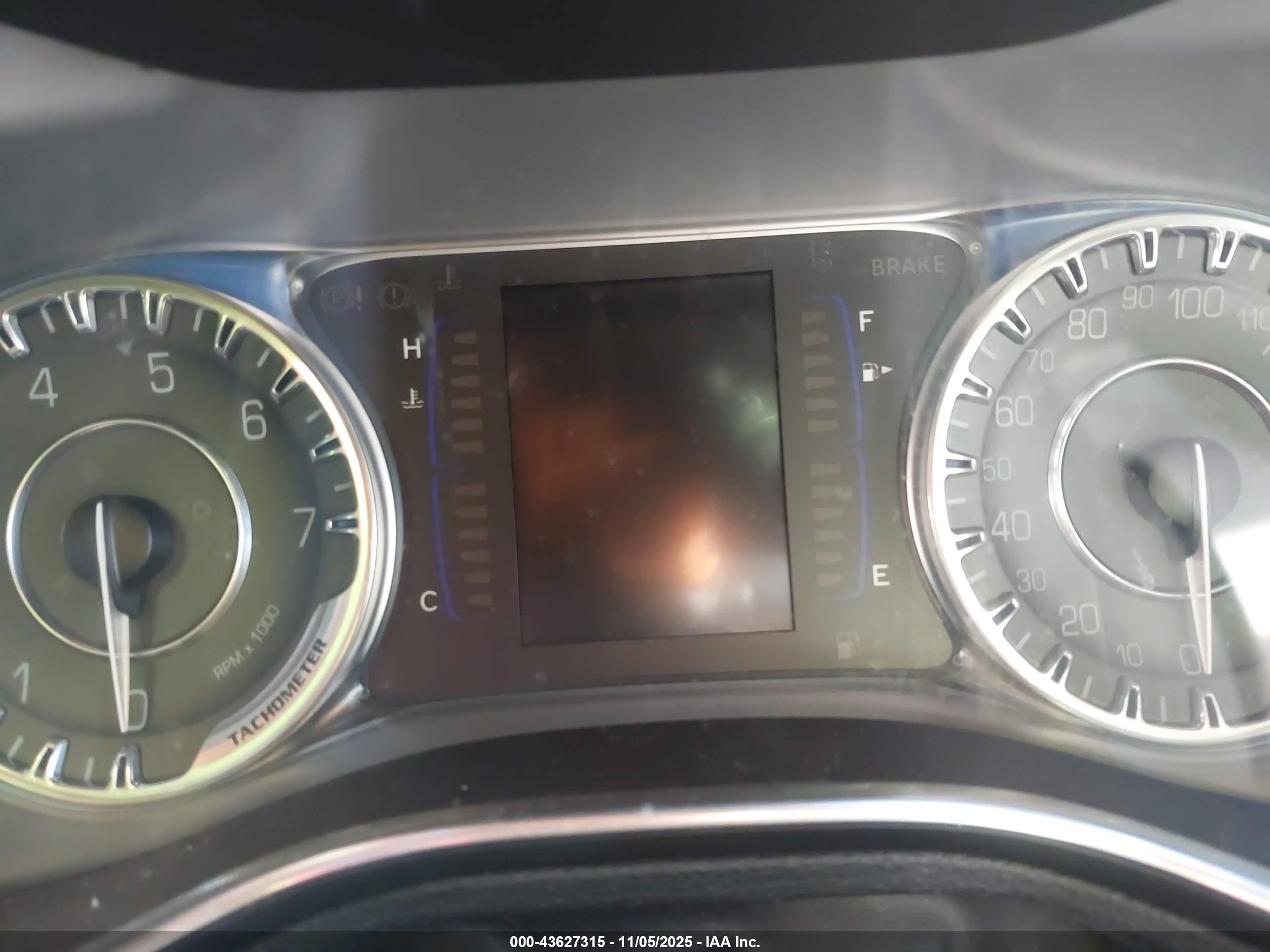 CHRYSLER 200 image 7