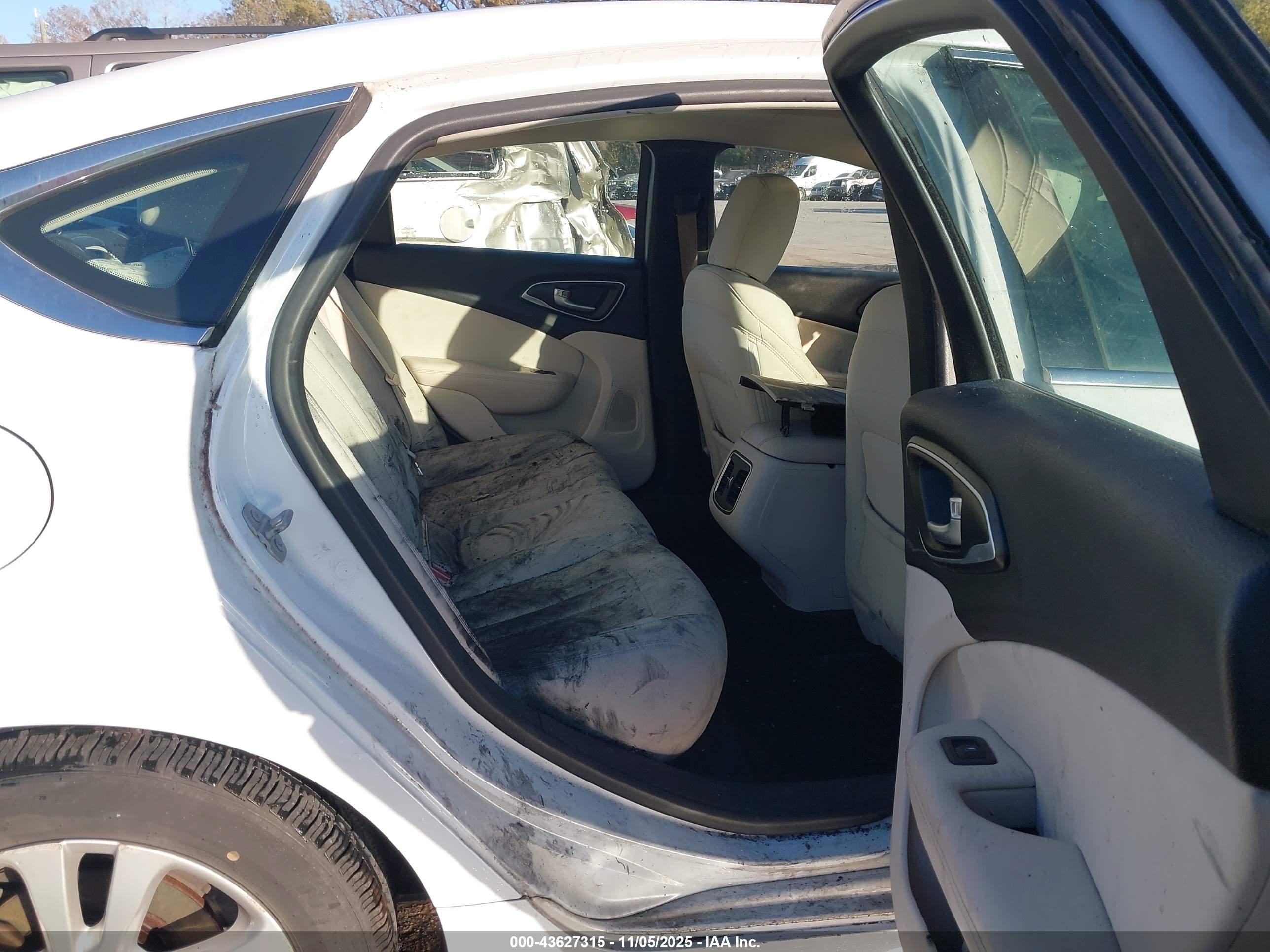 CHRYSLER 200 image 8