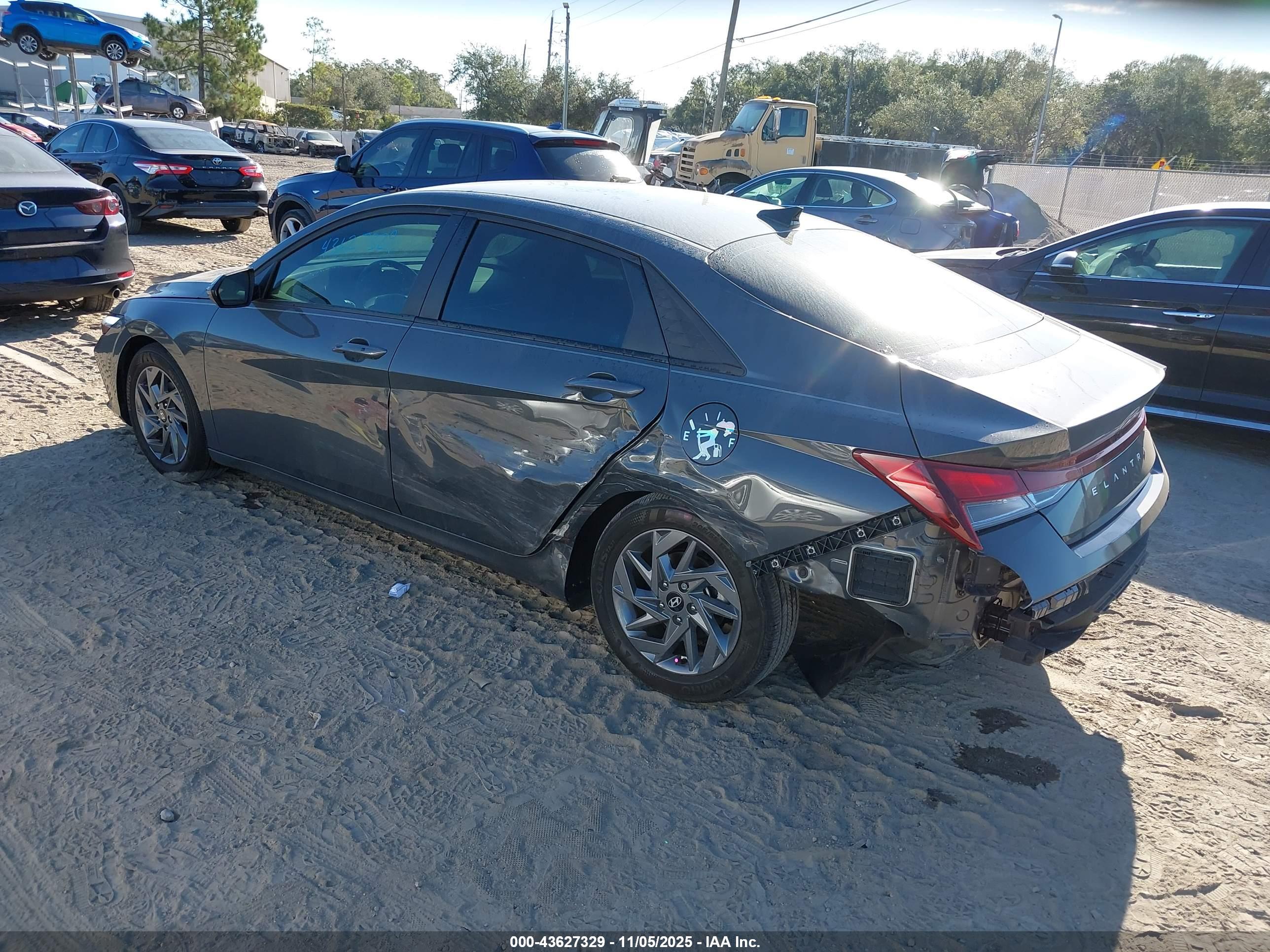 HYUNDAI ELANTRA image 3