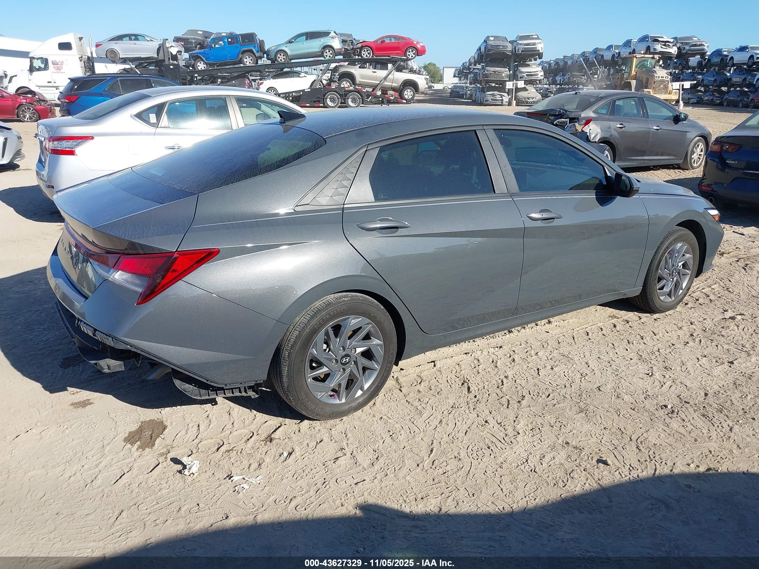 HYUNDAI ELANTRA image 4