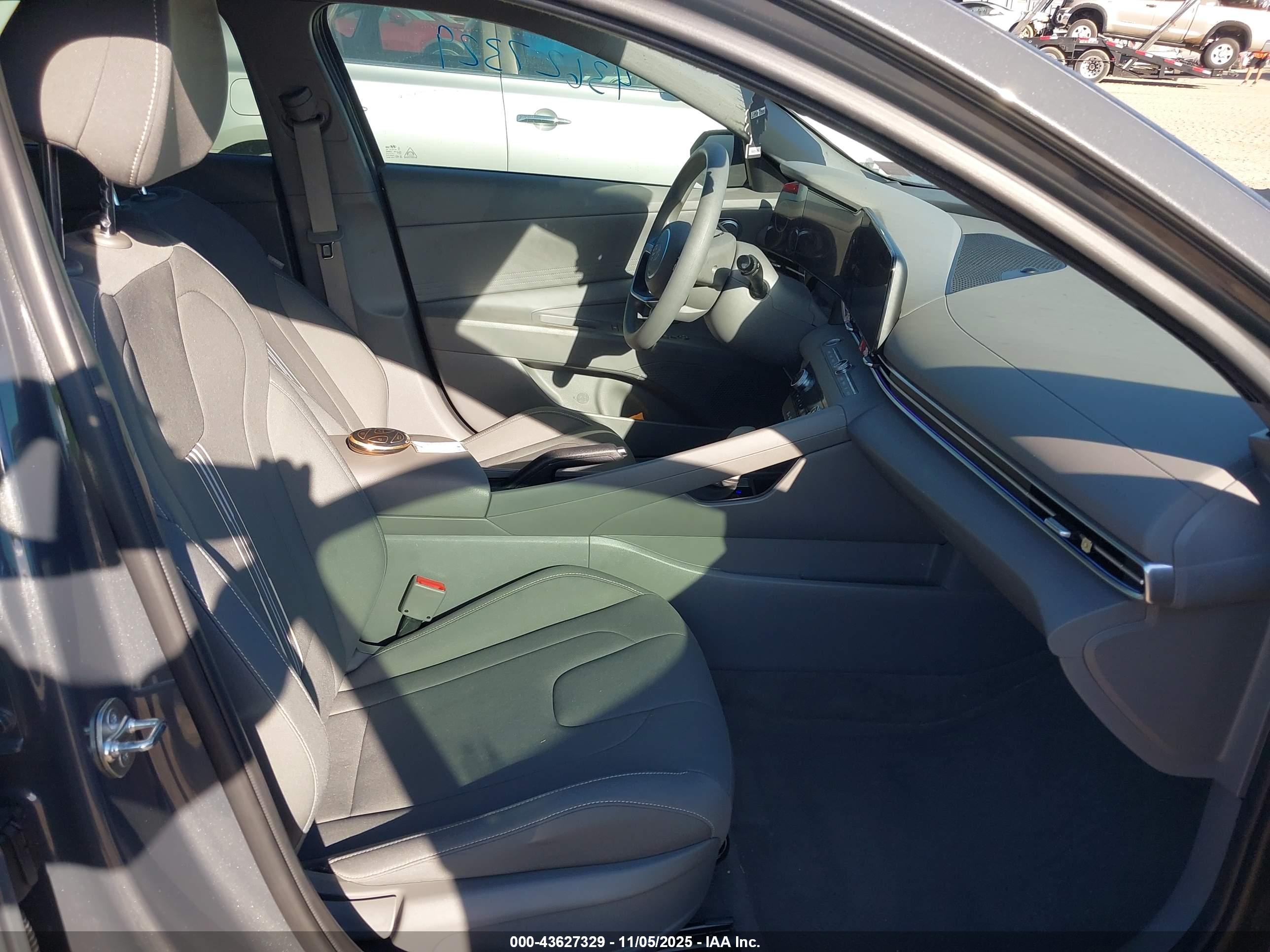 HYUNDAI ELANTRA image 5