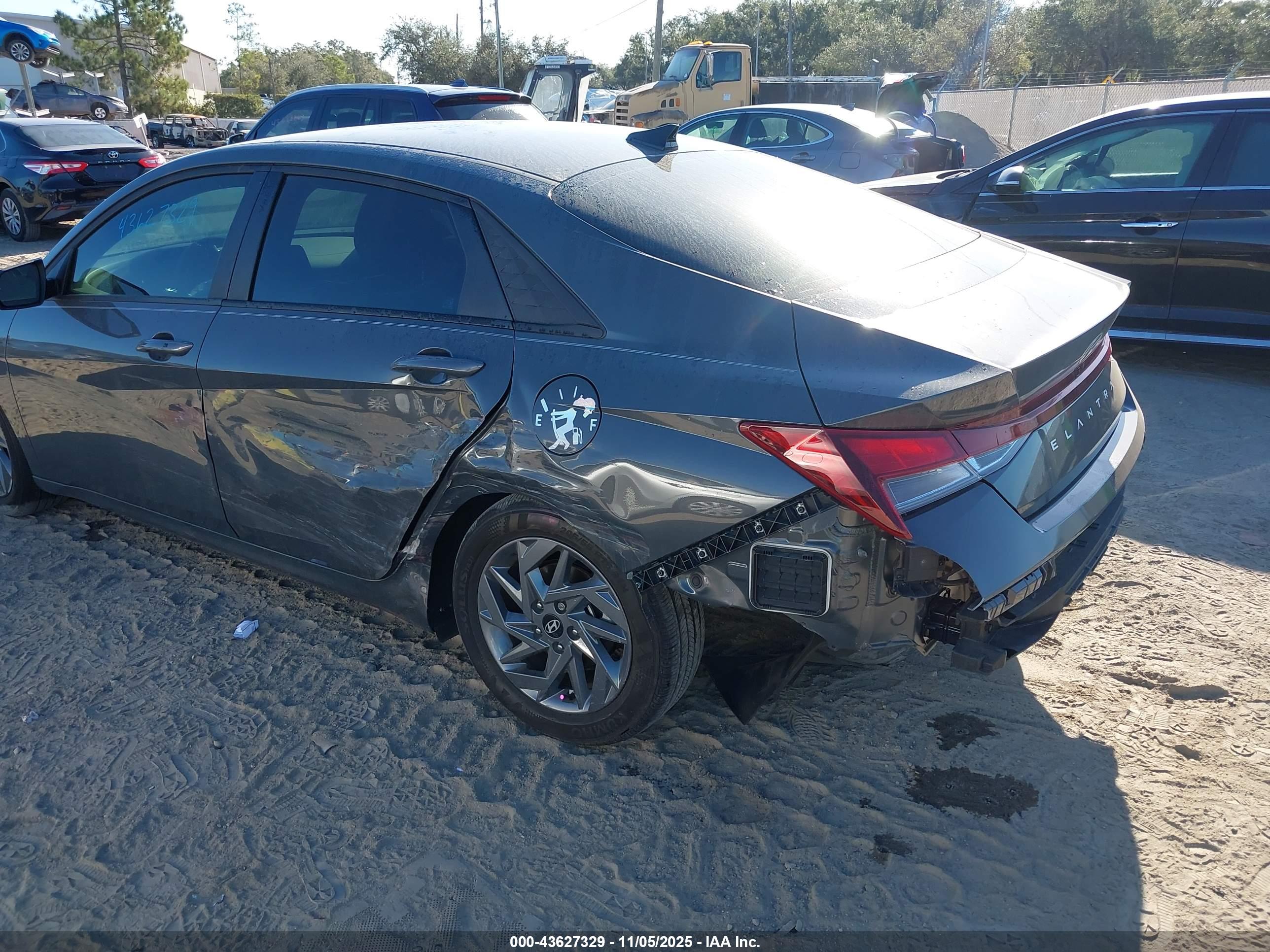 HYUNDAI ELANTRA image 6